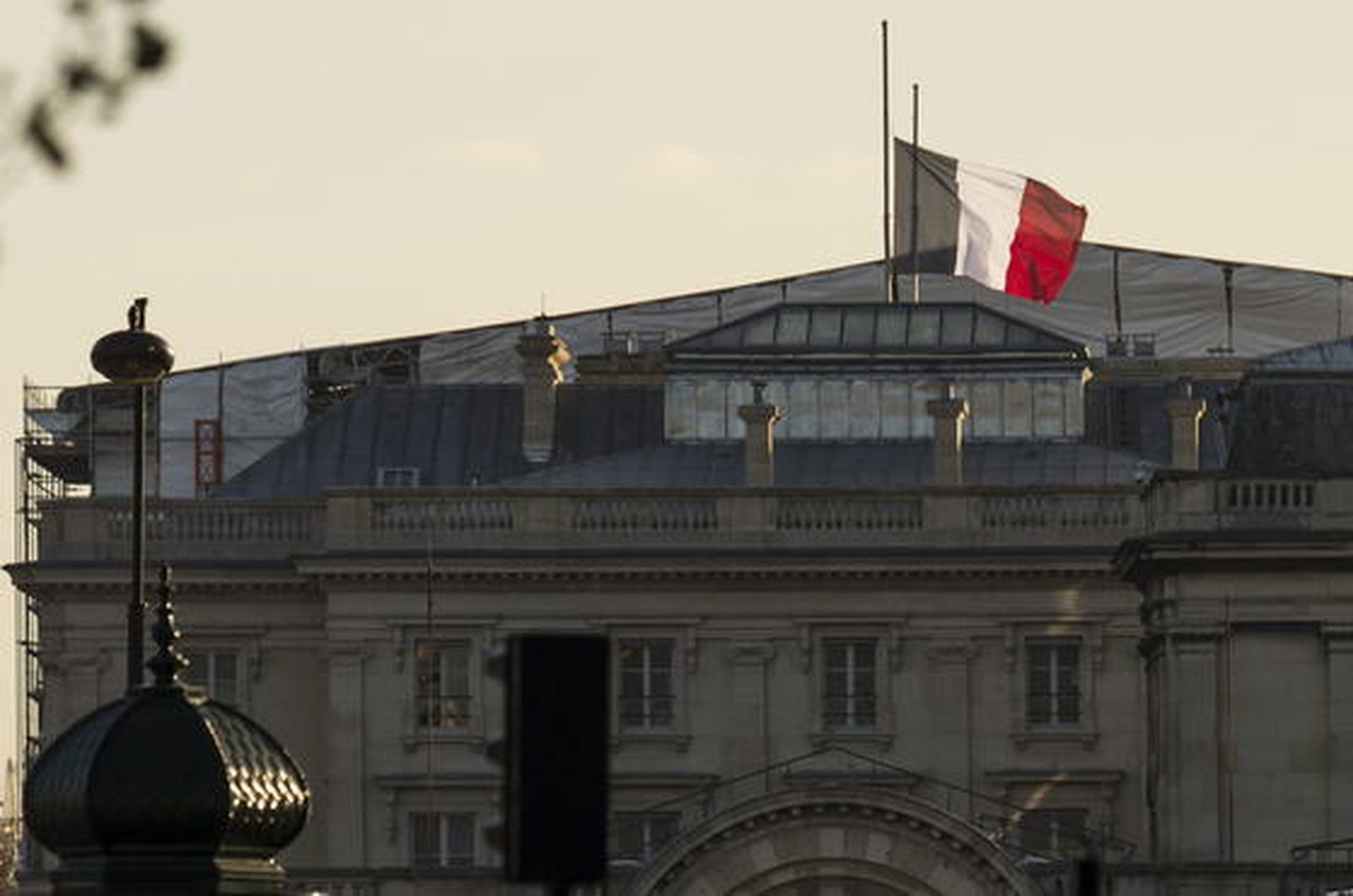 Bandera a media asta en el Parlamento francés.

Foto: EFE