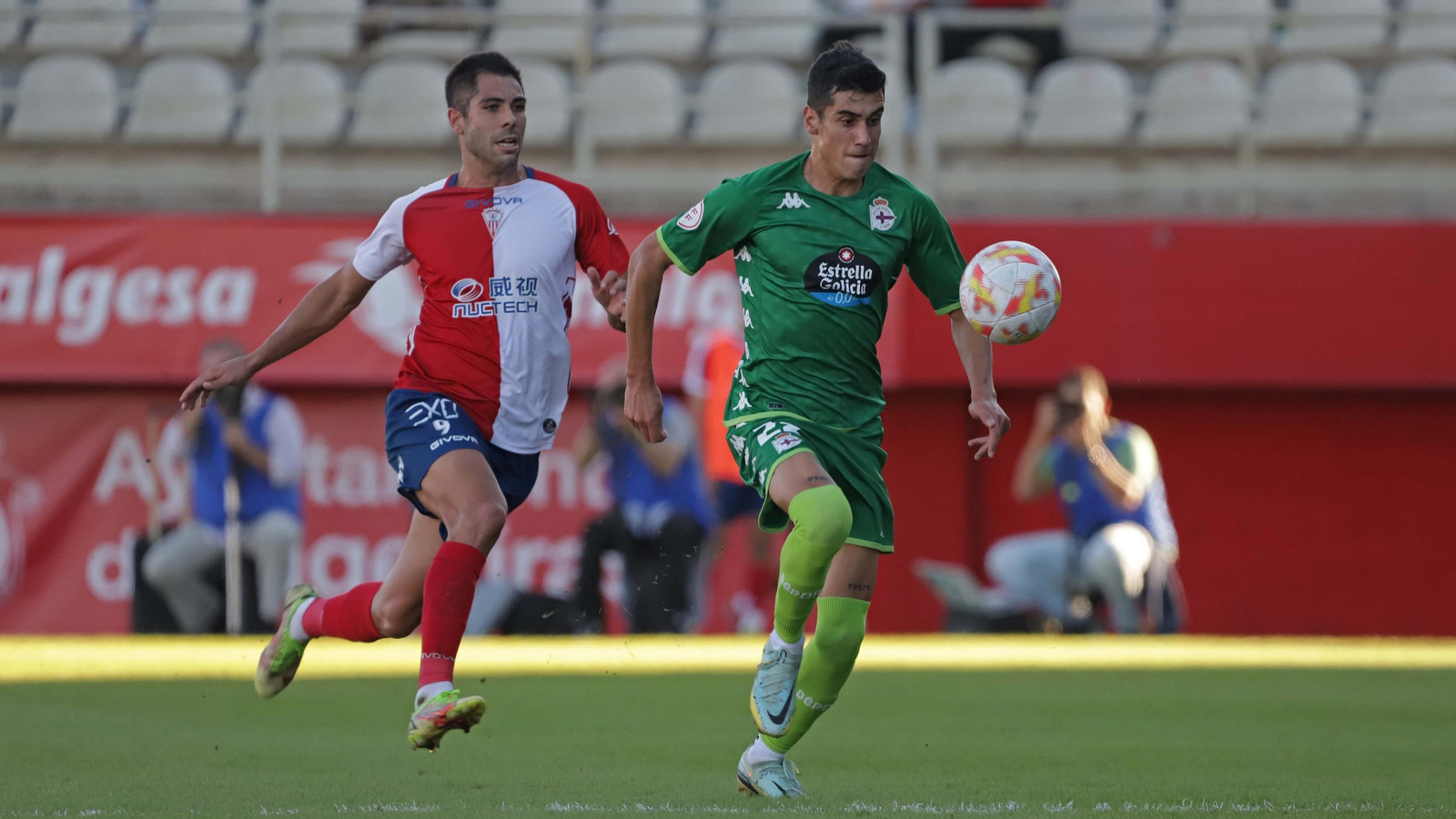 Diego Villares controla el balón en la visita del Deportivo al Algeciras. Diego Villares controla el balón en la visita del Deportivo al Algeciras.