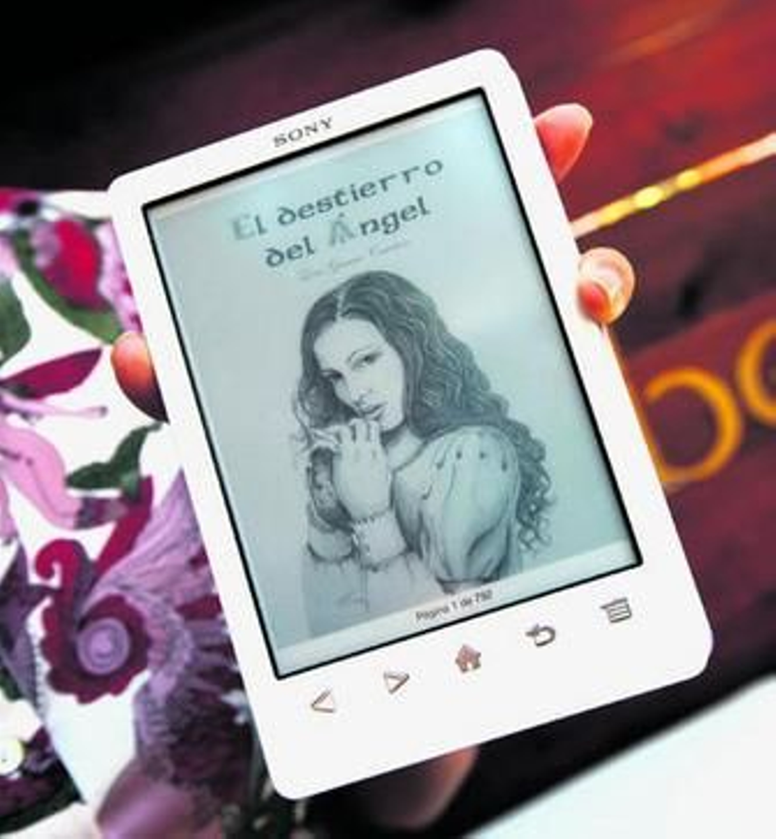 1. Eva posa con su agenda de notas, en la que apunta de forma metódica los detalles de la obra que se le van ocurriendo durante su creación. 2. La escritora, durante la entrevista concedida a 'Huelva Información' . 3. Portada de 'El destierro del ángel', dibujado por la propia autora del libro.