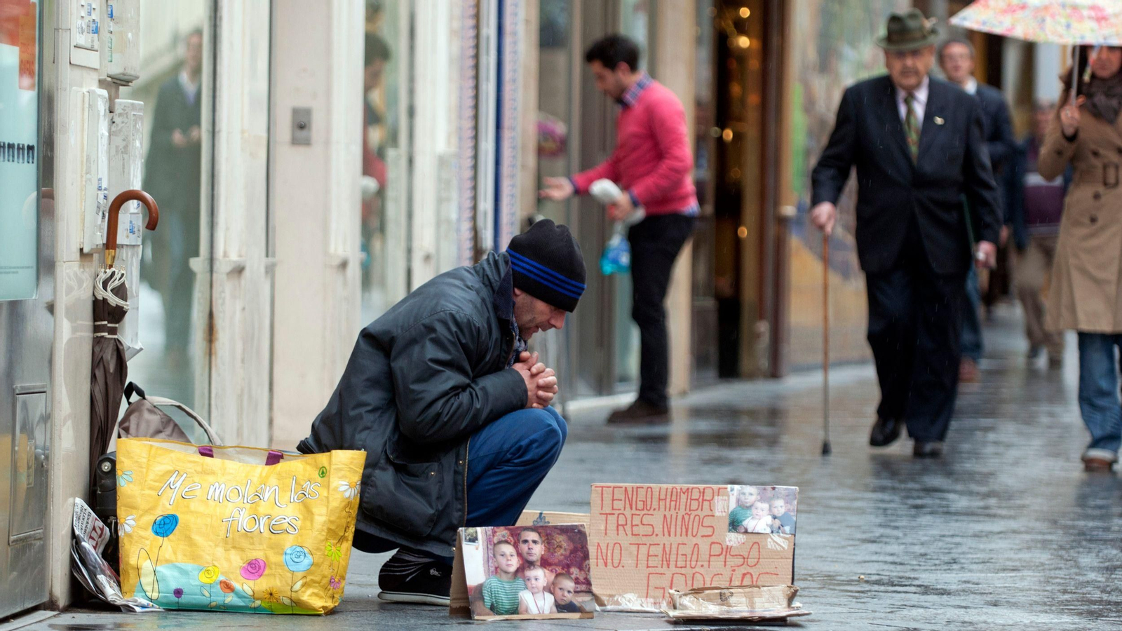 Persona pidiendo limosna en la calle