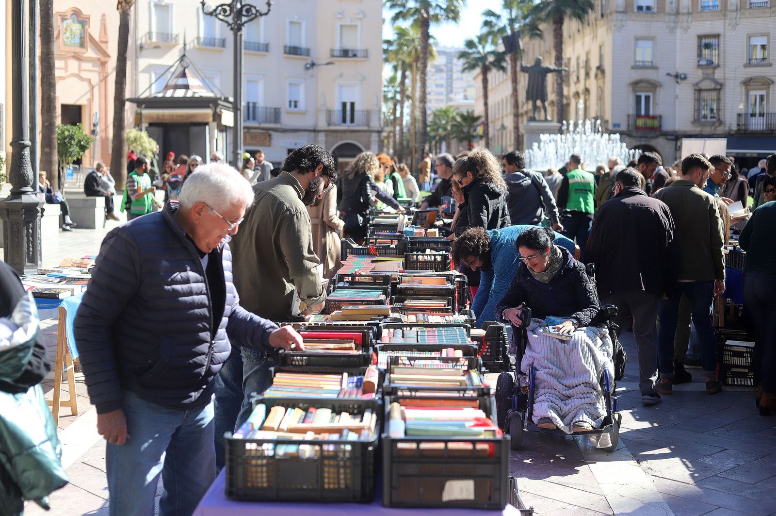 Imágenes del mercadillo de Ayre Solidario en la Plaza de las Monjas