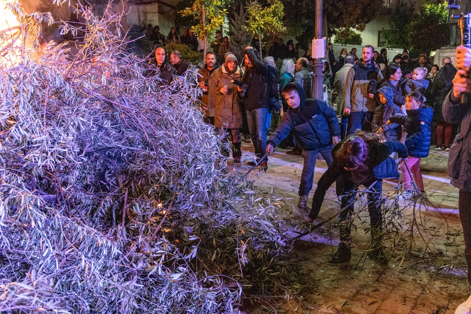 Encendido en Jaén de la lumbre oficial de San Antón 2026 y bendición de los animales