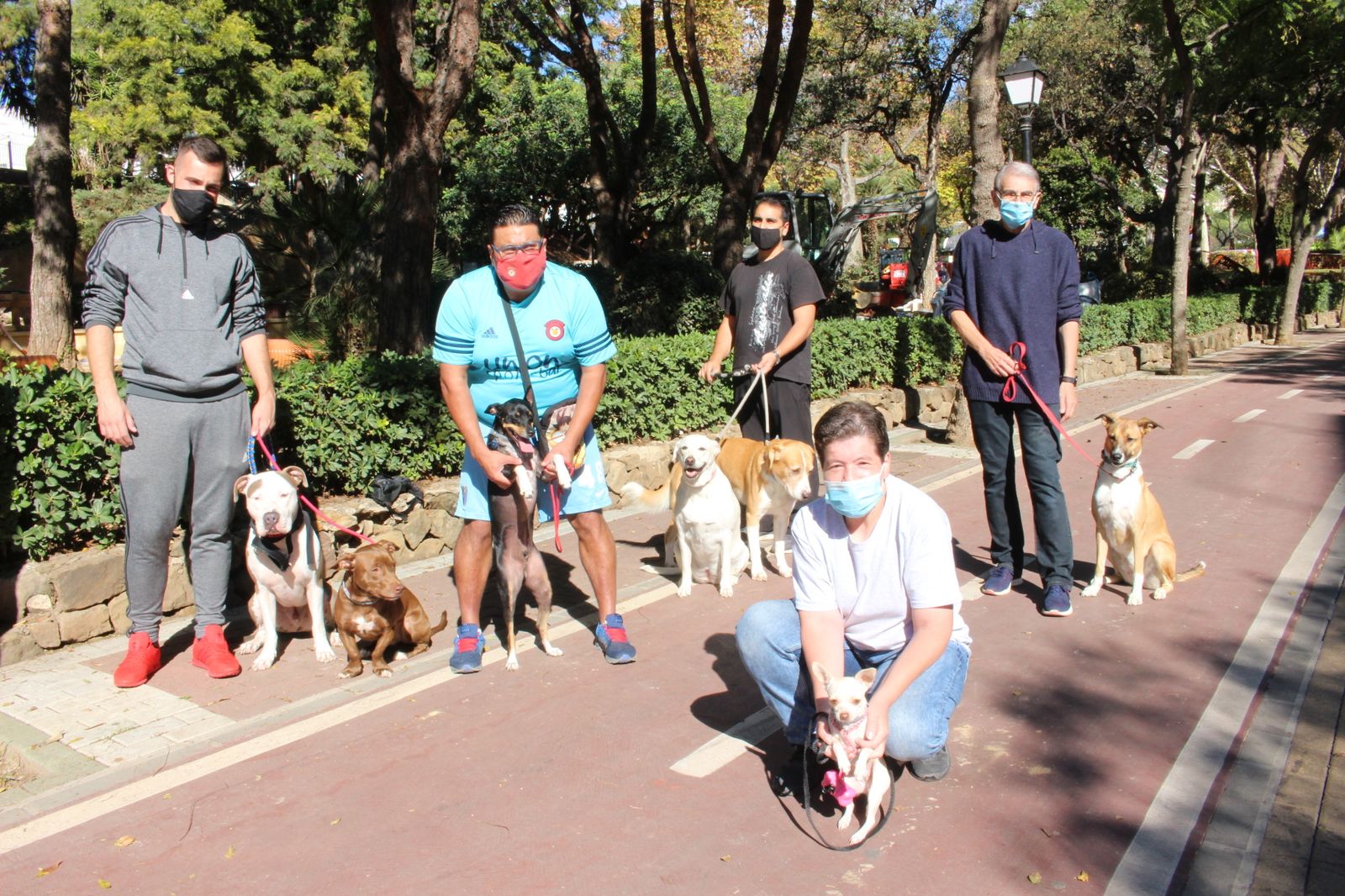 Algunos usuarios asiduos del parque canino con sus mascotas.