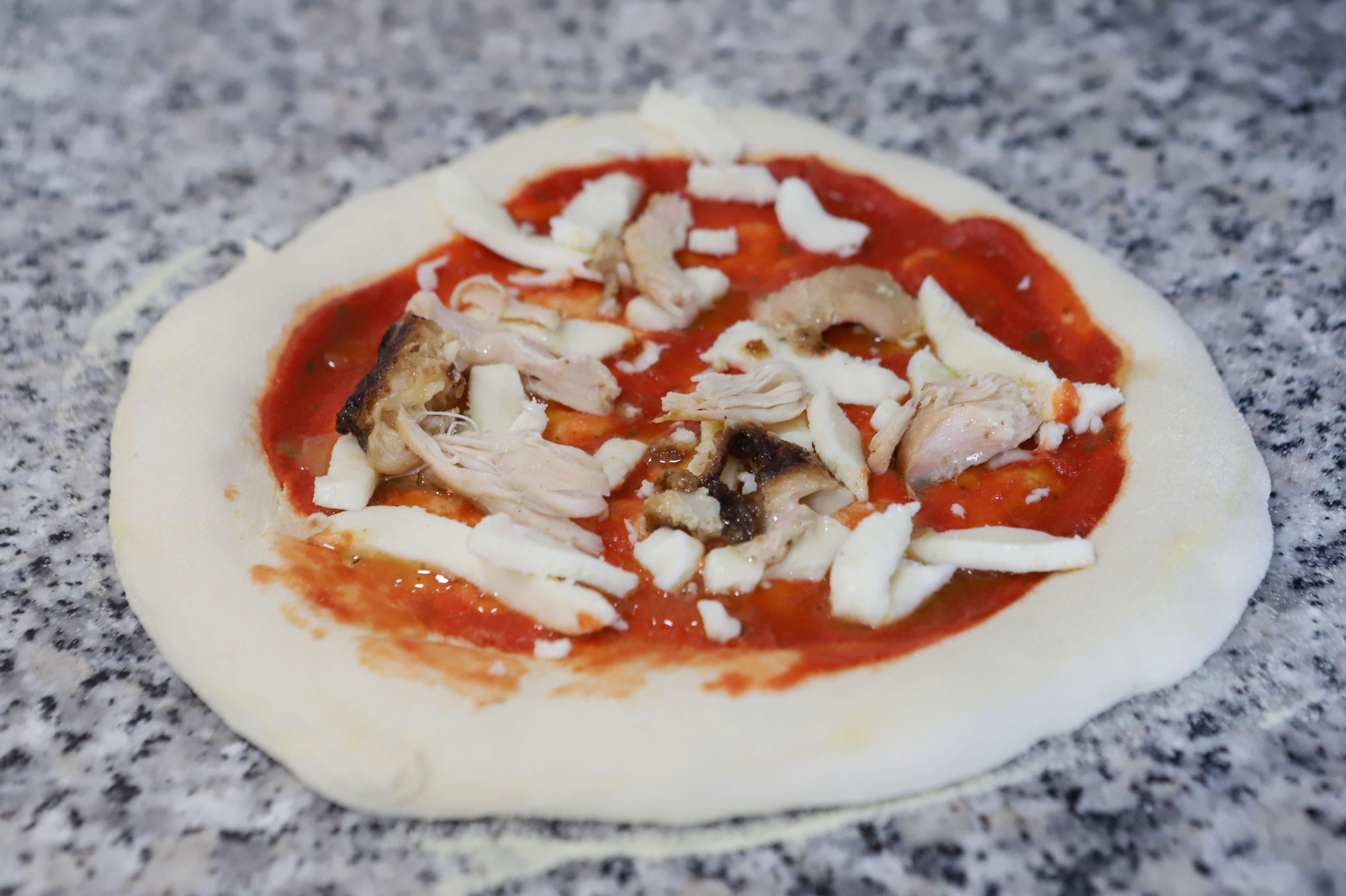 Elaboración de pizzas al autentico estilo italiano en Pizzeria Napoli, en imágenes