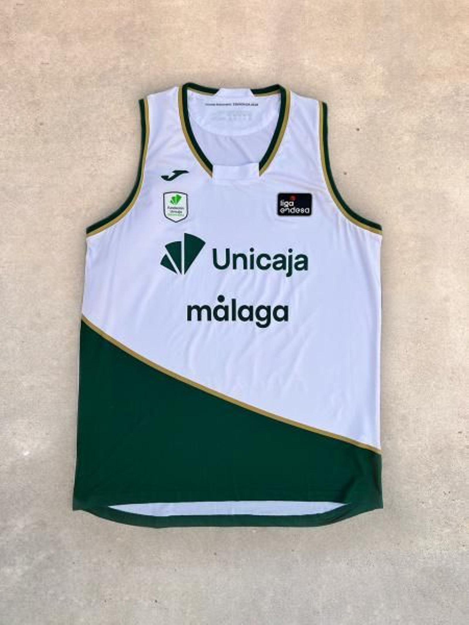 El Unicaja muestra sus camisetas para la temporada 25/26