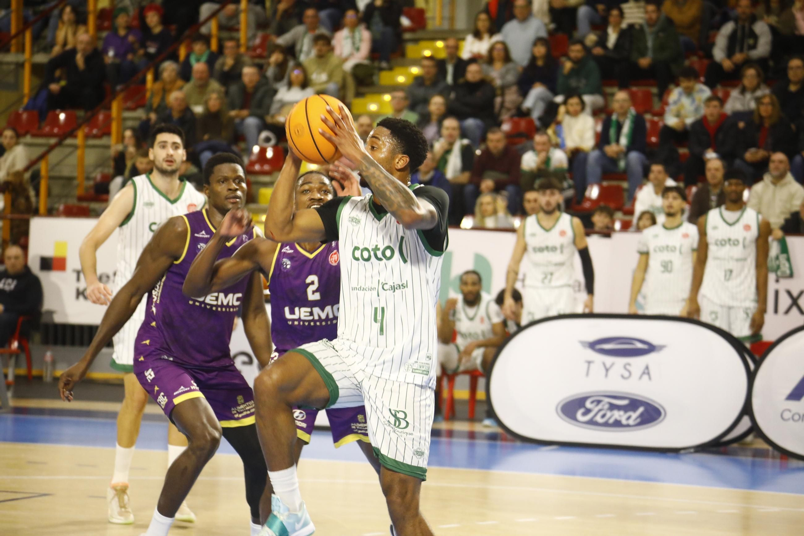 Las mejores fotos del ambiente en Vista Alegre para el Coto Córdoba - Baloncesto Valladolid
