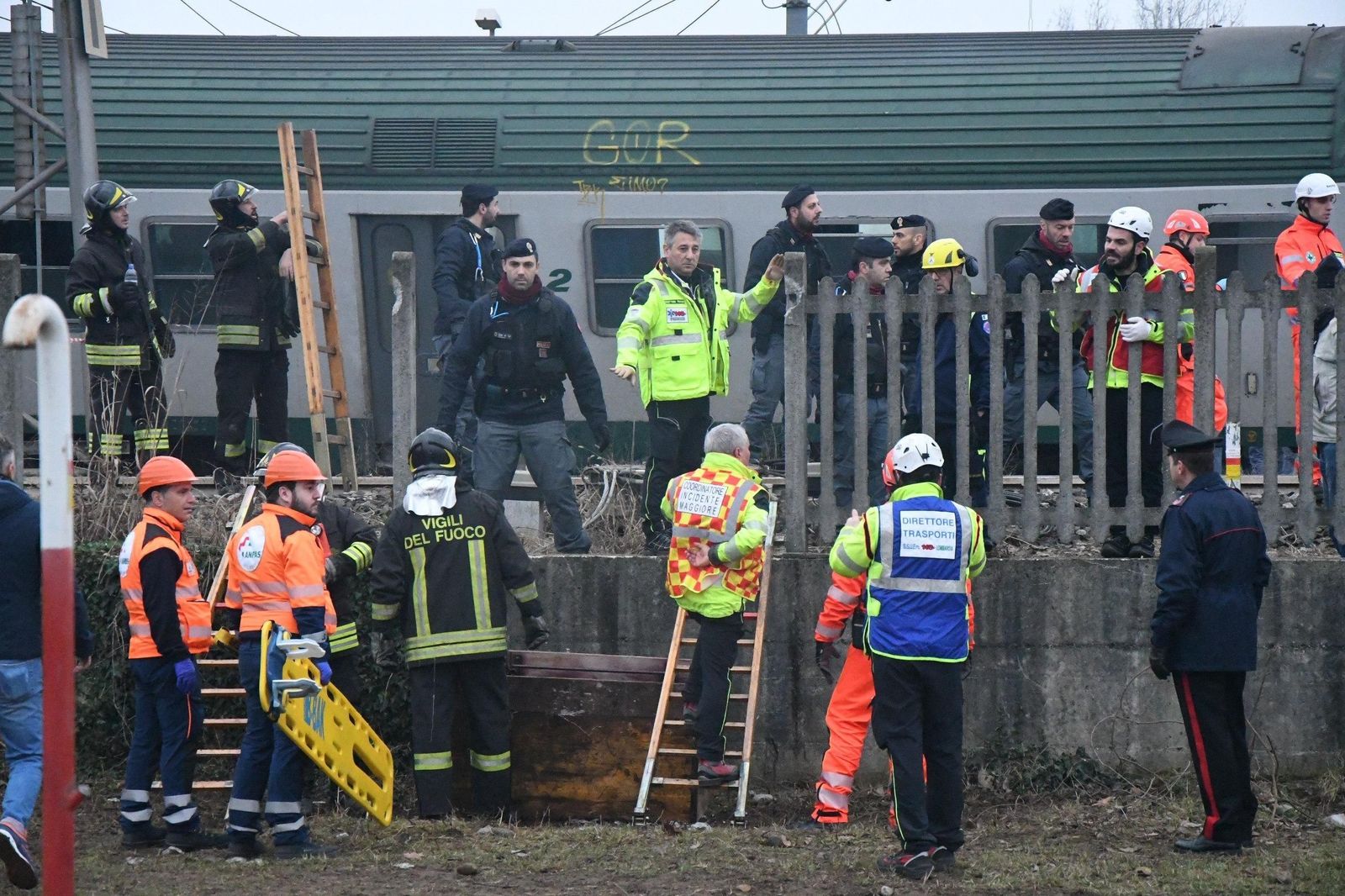 Imágenes del tren descarrilado en la provincia de Milán