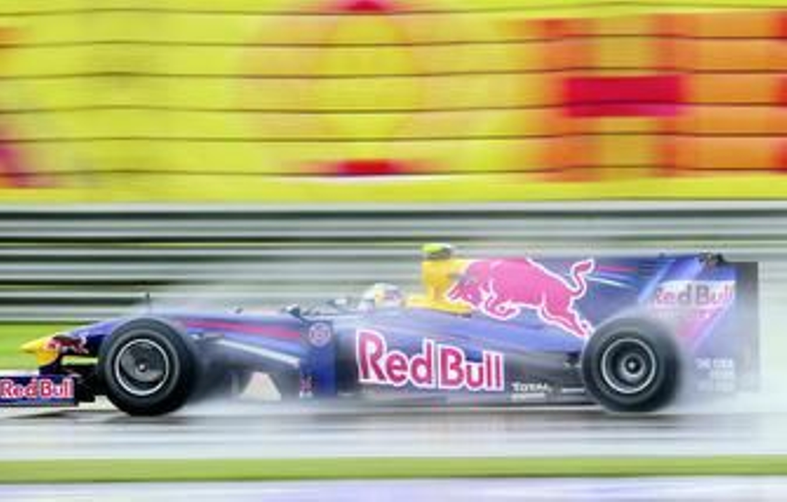 El Red Bull del piloto alemán Sebastien Vettel, al frente de la carrera de ayer en el circuito de Shanghai.