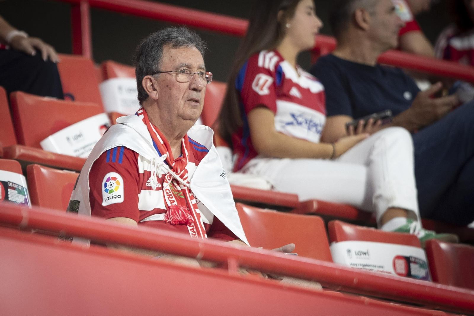 Encuéntrate en la grada de Los Cármenes en el Granada-Leganés