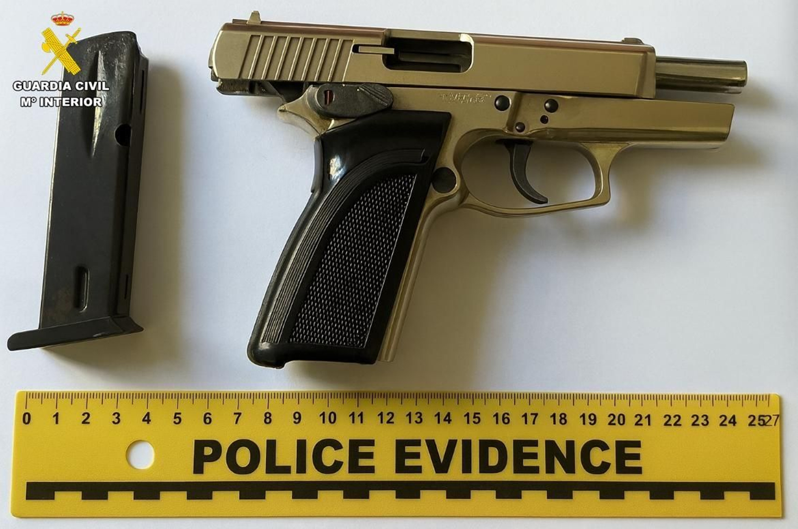 Arma intervenida por la Guardia Civil.