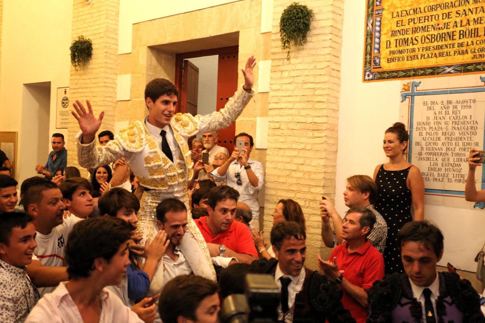 Crespo sale a hombros de la plaza.