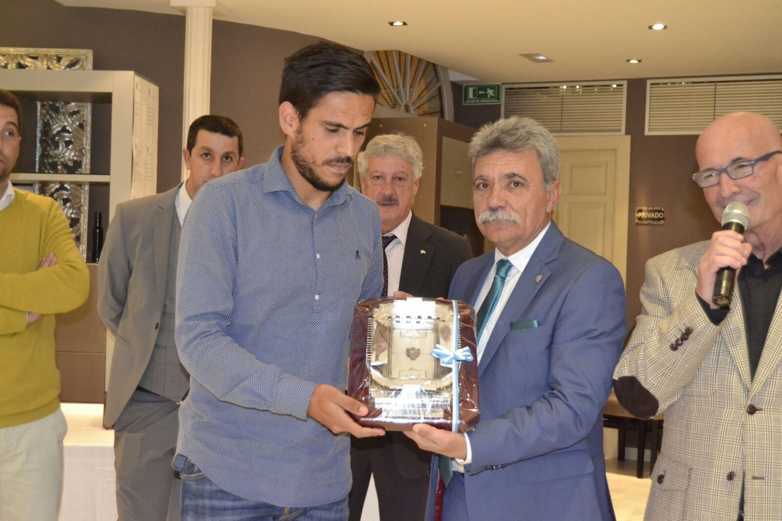 Recio recibe el obsequio de la Federación de Peñas de manos de su presidente, Miguel Molina.