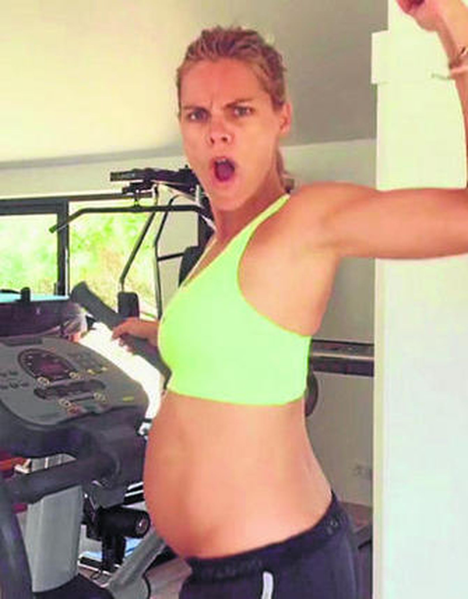 La actriz haciendo deporte embarazada de su tercer hijo.