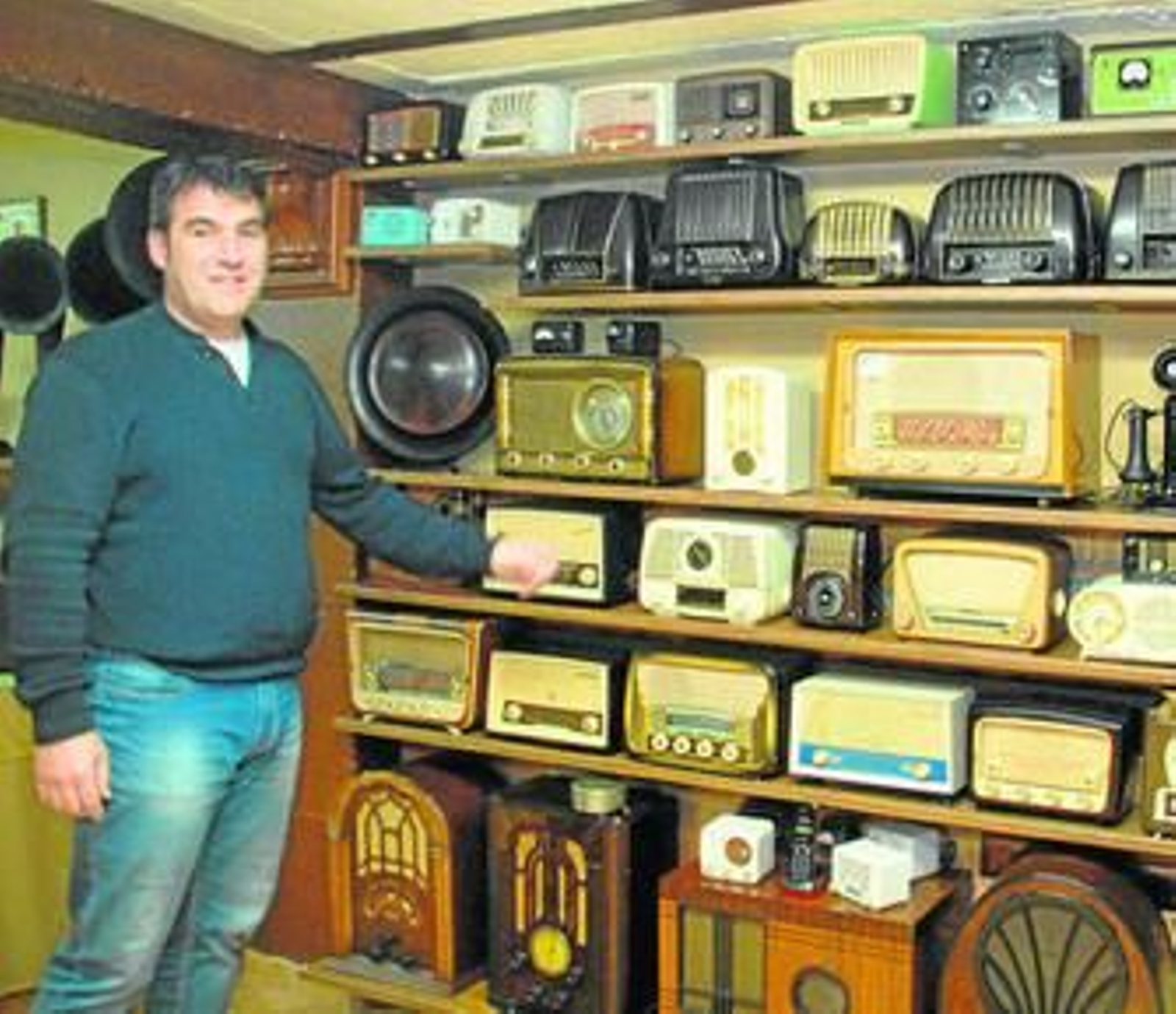 José Manuel Martínez con algunos de los aparatos de radio de su colección.