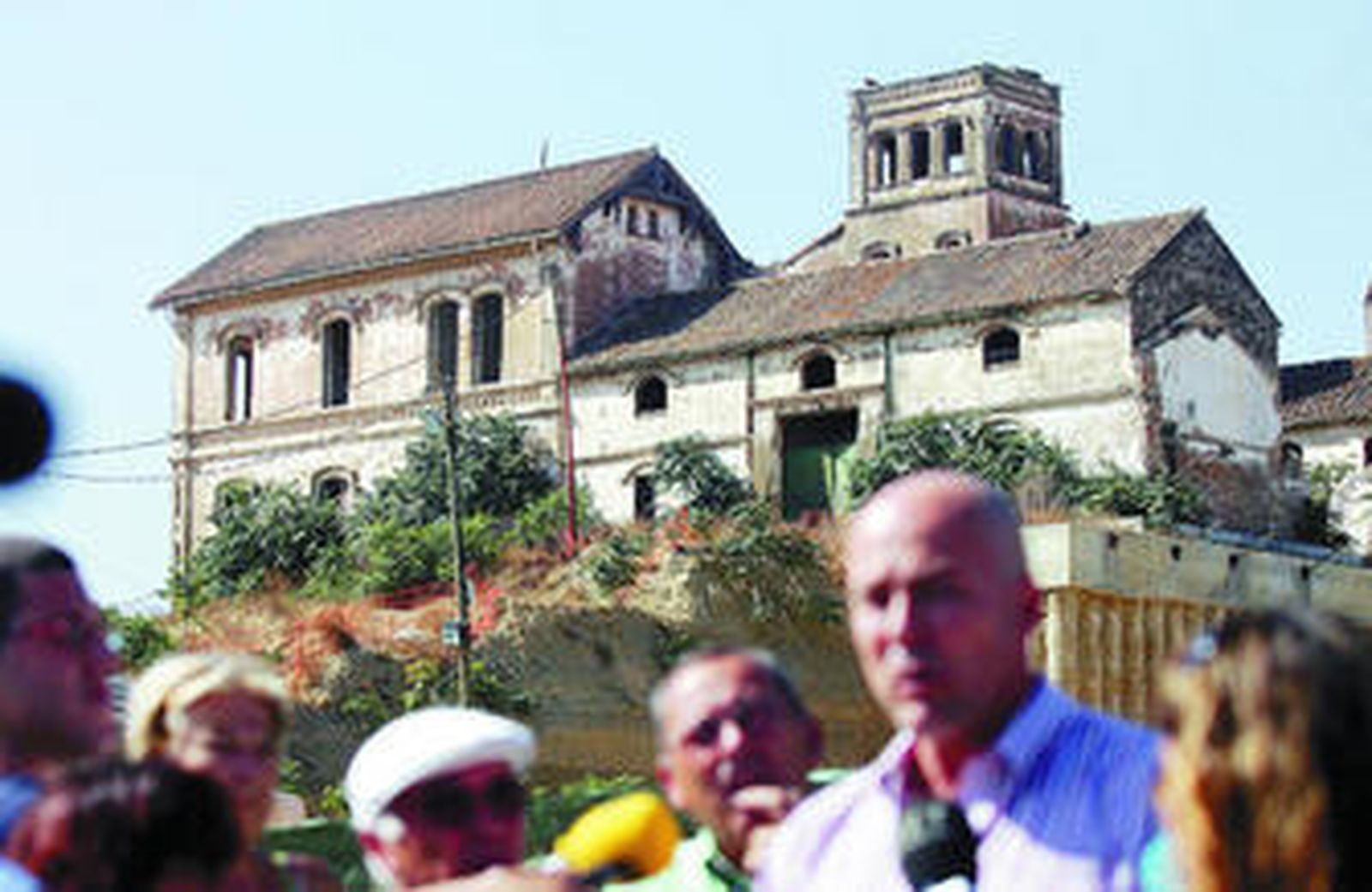 Antonio Serrano, en una rueda de prensa celebrada ante Cortijo Jurado.