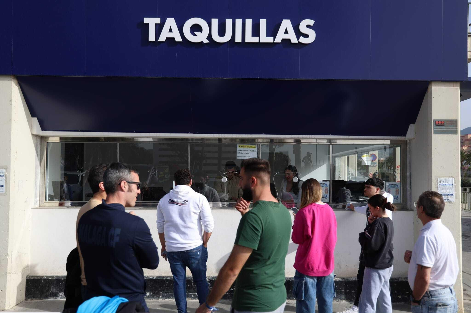 Colas en La Rosaleda para las entradas del Algeciras - Málaga CF