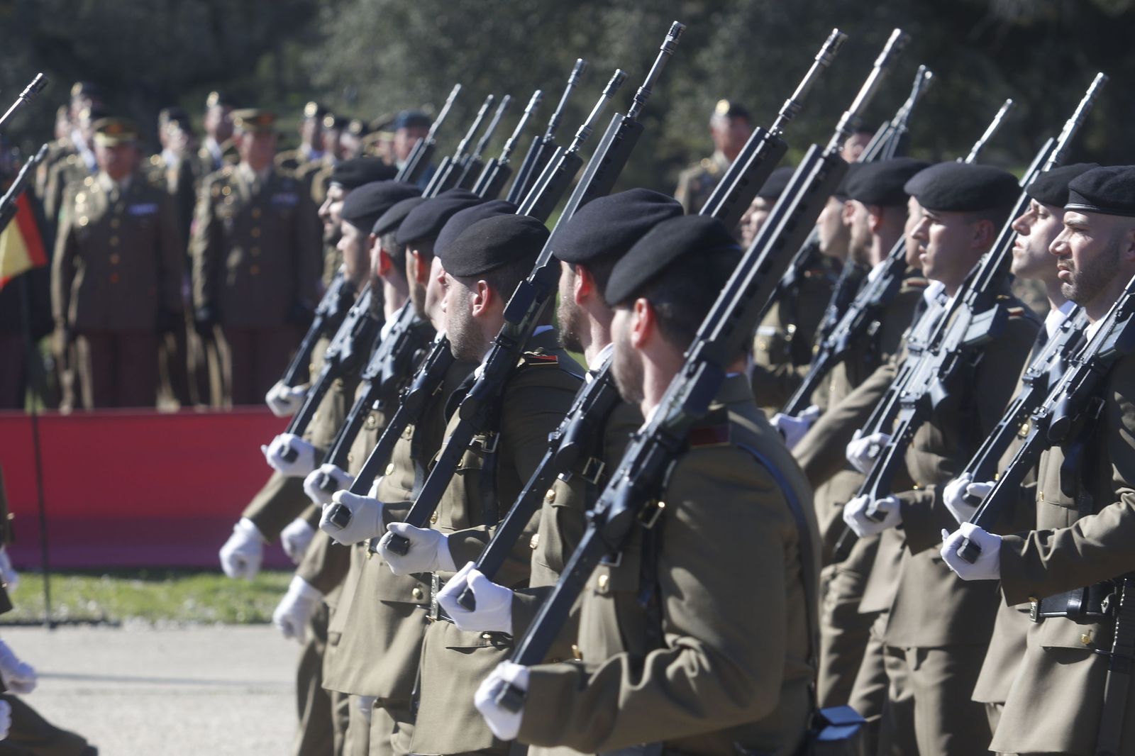 Un desfile de la Brigada Guzmán El Bueno X en Cerro Muriano.