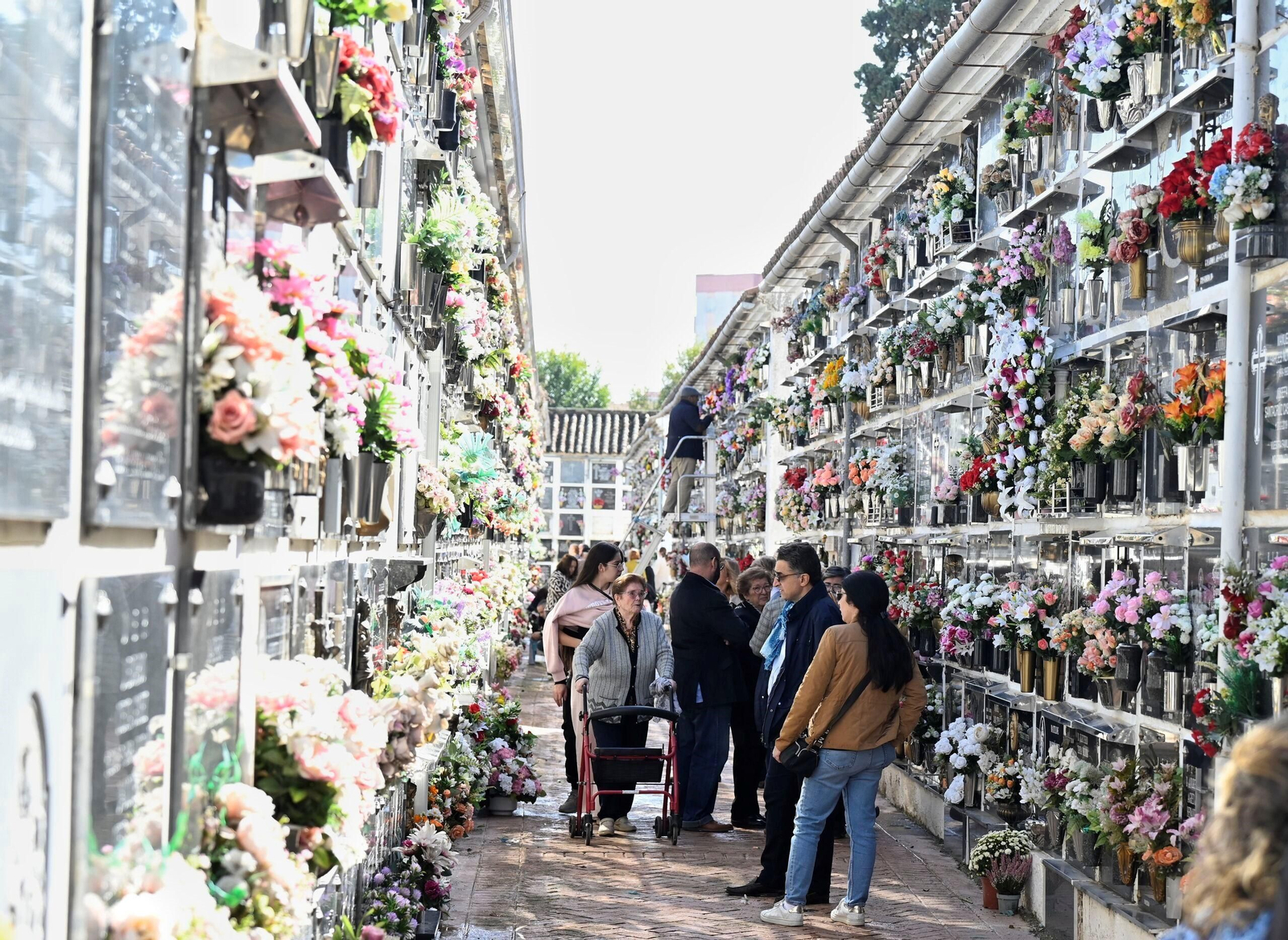 Las imágenes del día de Todos los Santos en los cementerios de Córdoba