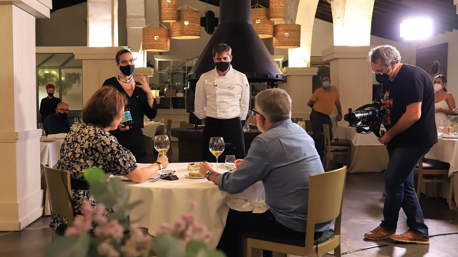 Javier Muñoz y Paula Menéndez durante la presentación de uno de sus platos ante el jurado.