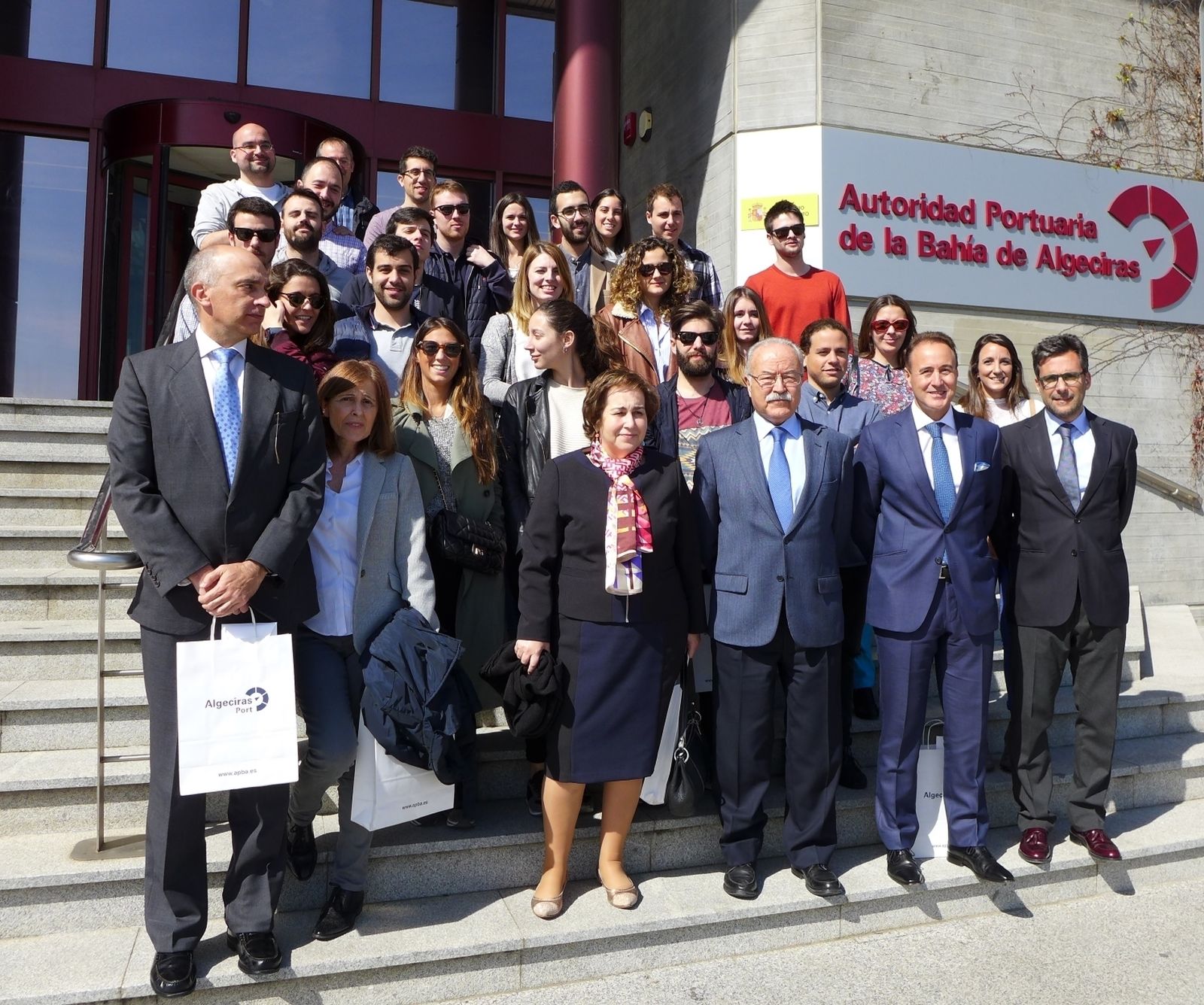 Universitarios de Oviedo conocen el puerto de Algeciras