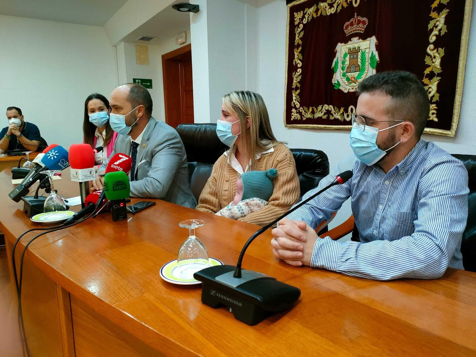 Valentina y sus padres en el salón de plenos del Ayuntamiento junto al alcalde de Los Barrios. Valentina y sus padres en el salón de plenos del Ayuntamiento junto al alcalde de Los Barrios.