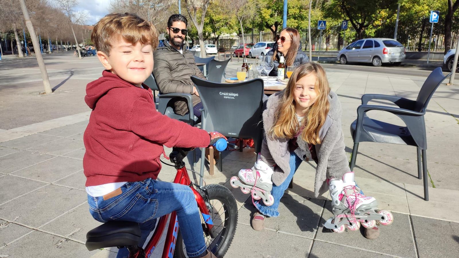 Joaquín y Eugenia disfrutan de sus regalos junto a sus padres. Joaquín y Eugenia disfrutan de sus regalos junto a sus padres.