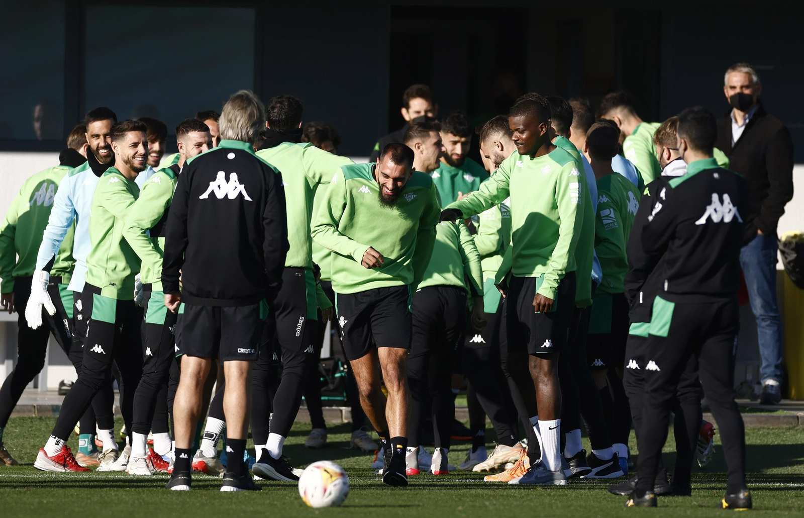 Los jugadores del Betis le hacen el típico ‘pasillito’ a Borja Iglesias por el día de su cumpleaños.