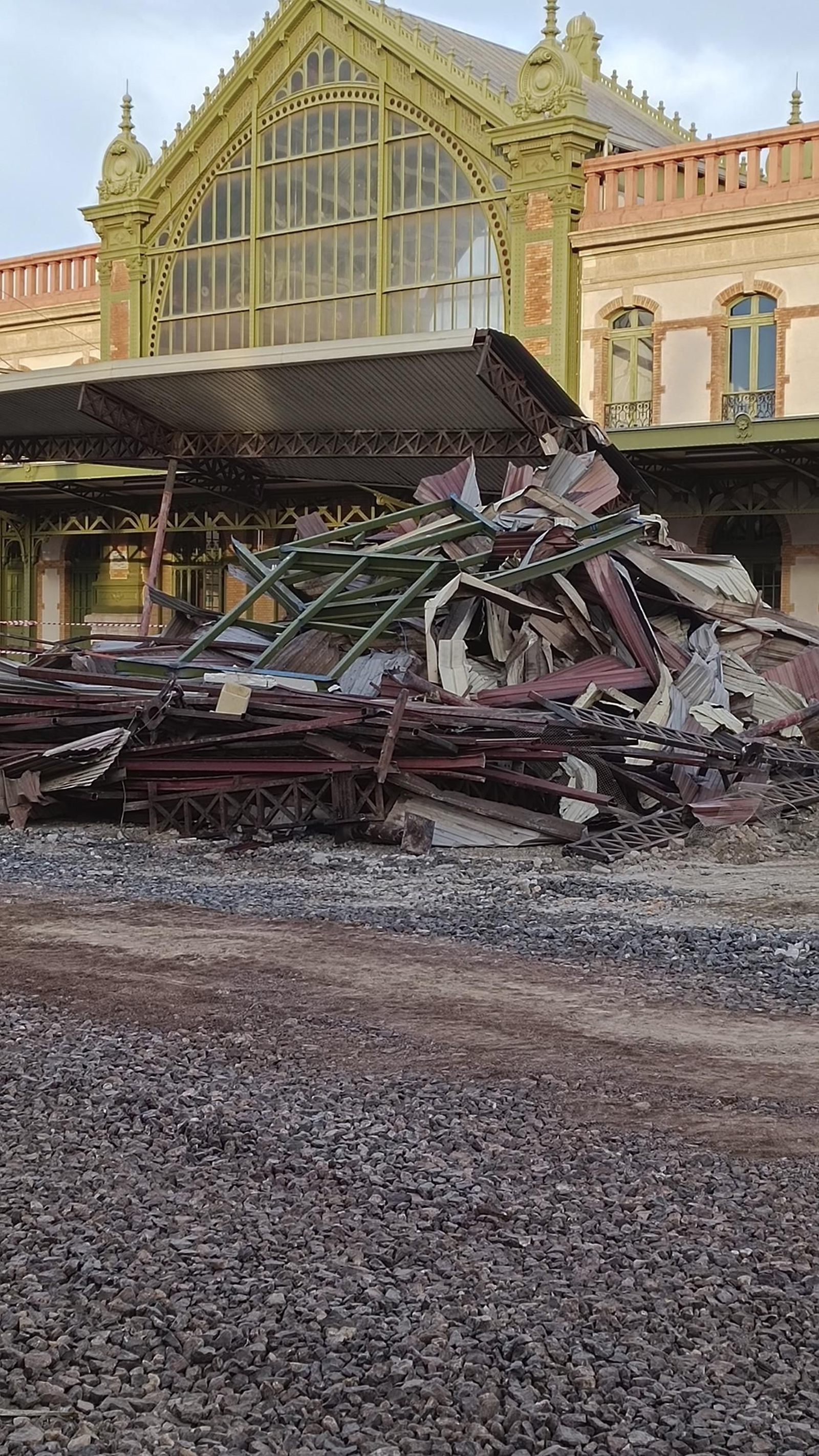 Las imágenes de la pasarela de Renfe que pasa a mejor vida, en Almería