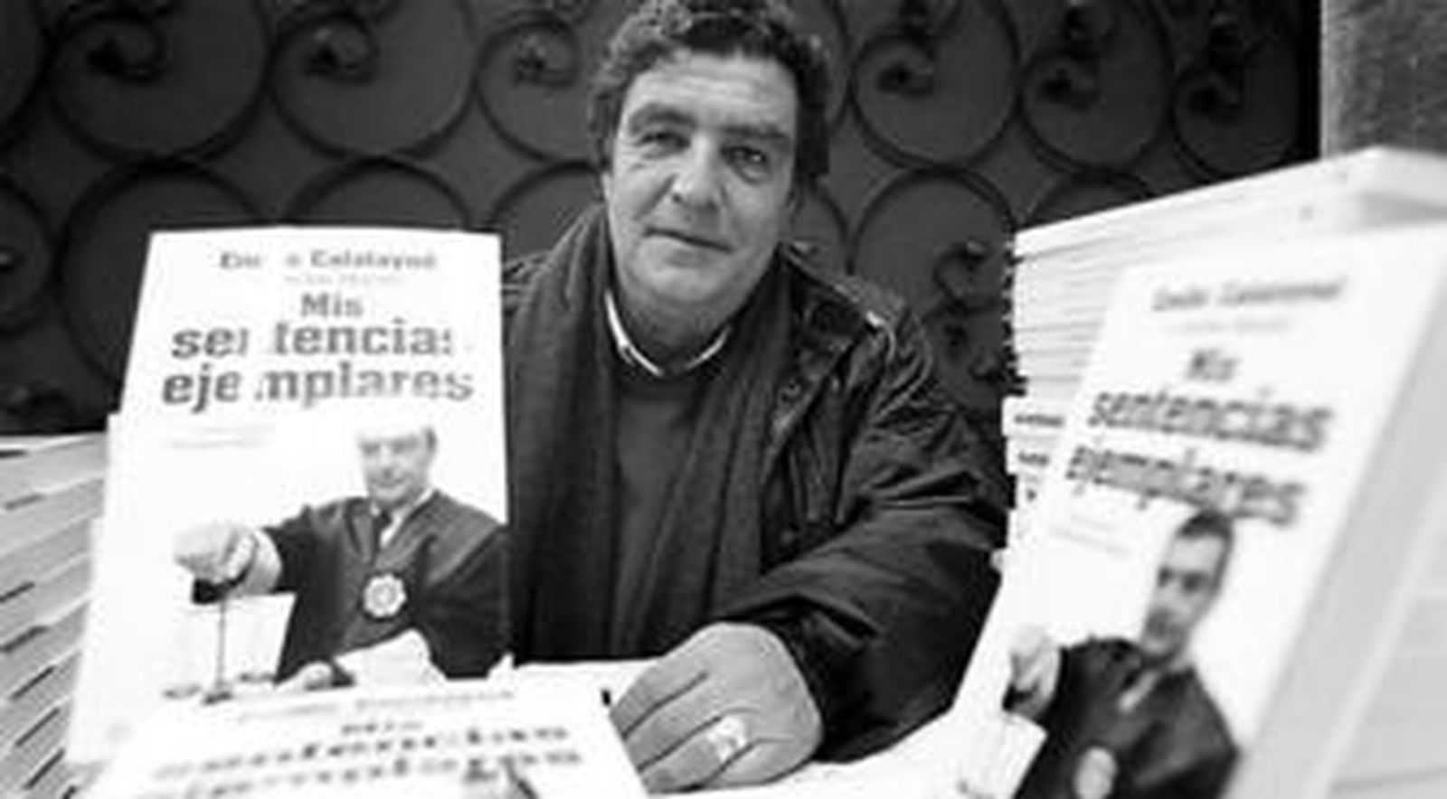 Emilio Calatayud con el libro presentado ayer.