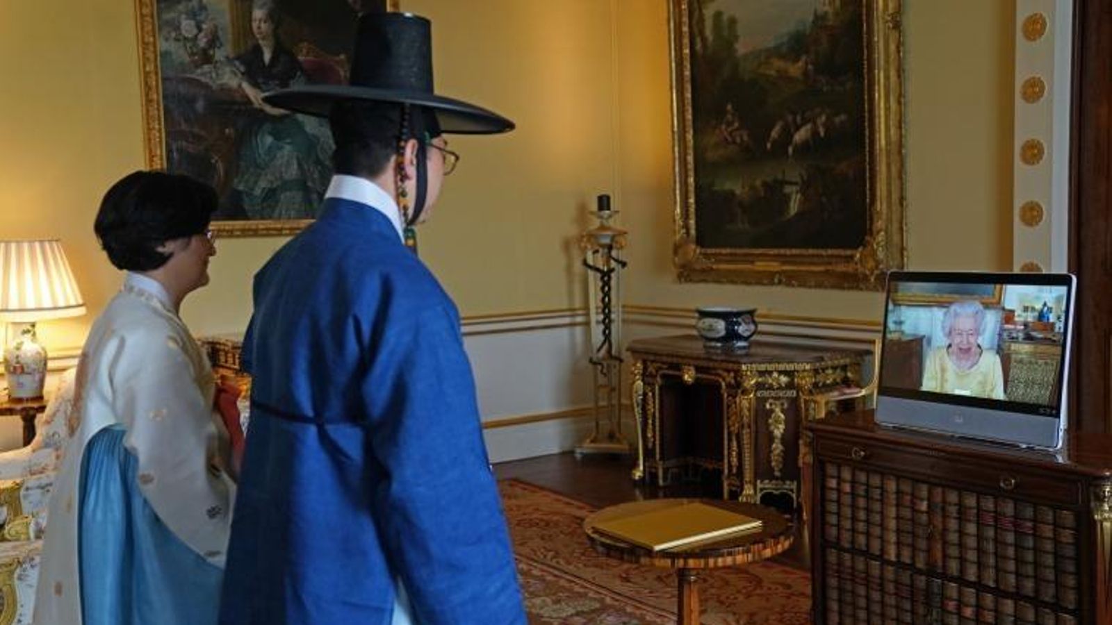 Los embajadores de Corea y Suiza hablan con Isabel II a través de videollamada.