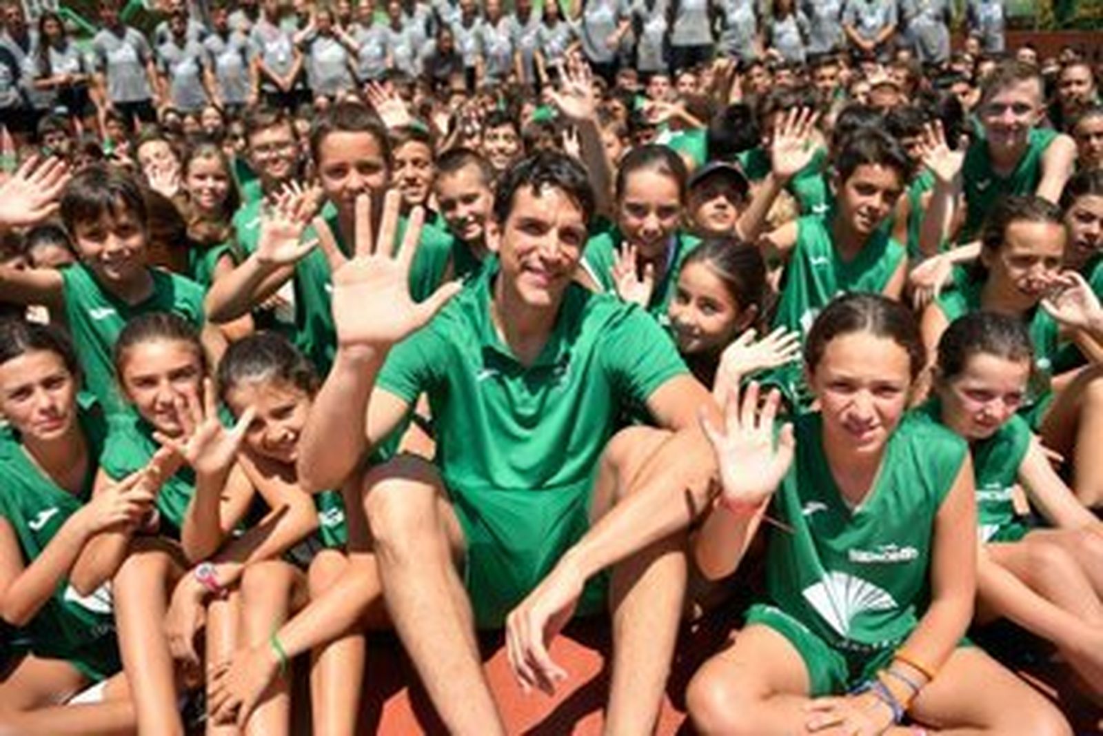 Carlos Suárez posa con los niños y niñas del Campus de la Fundación Unicaja.