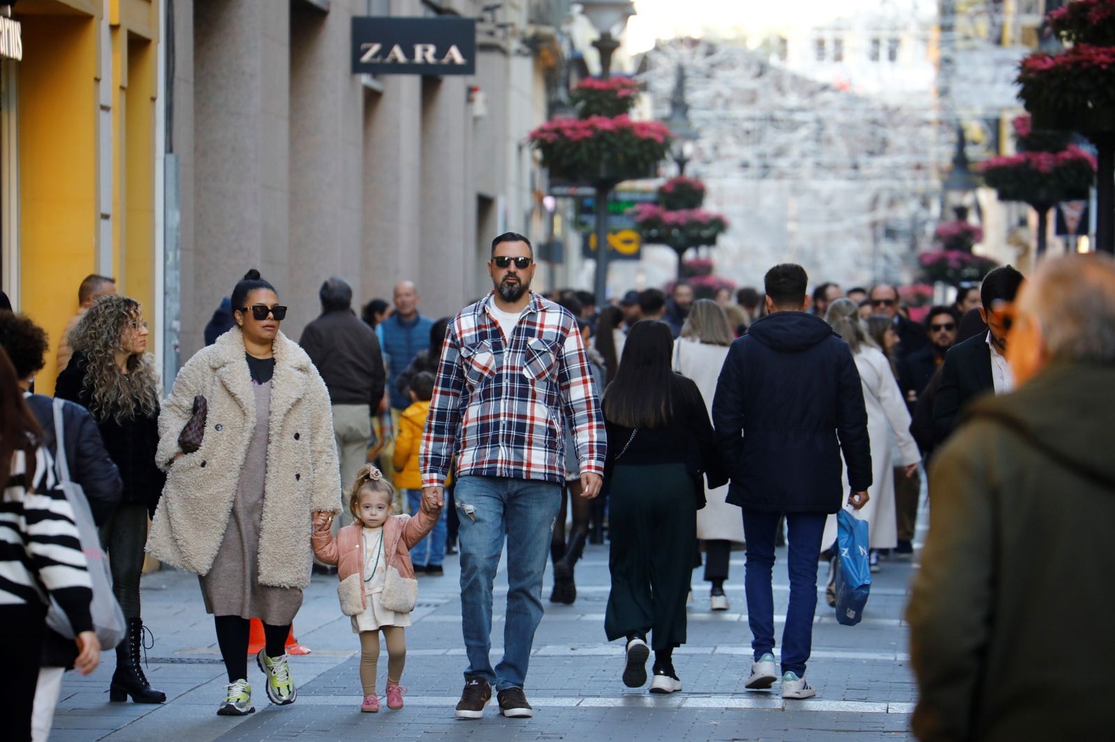 El gran ambiente en las calles de Córdoba en la previa de la Nochevieja, en fotografías