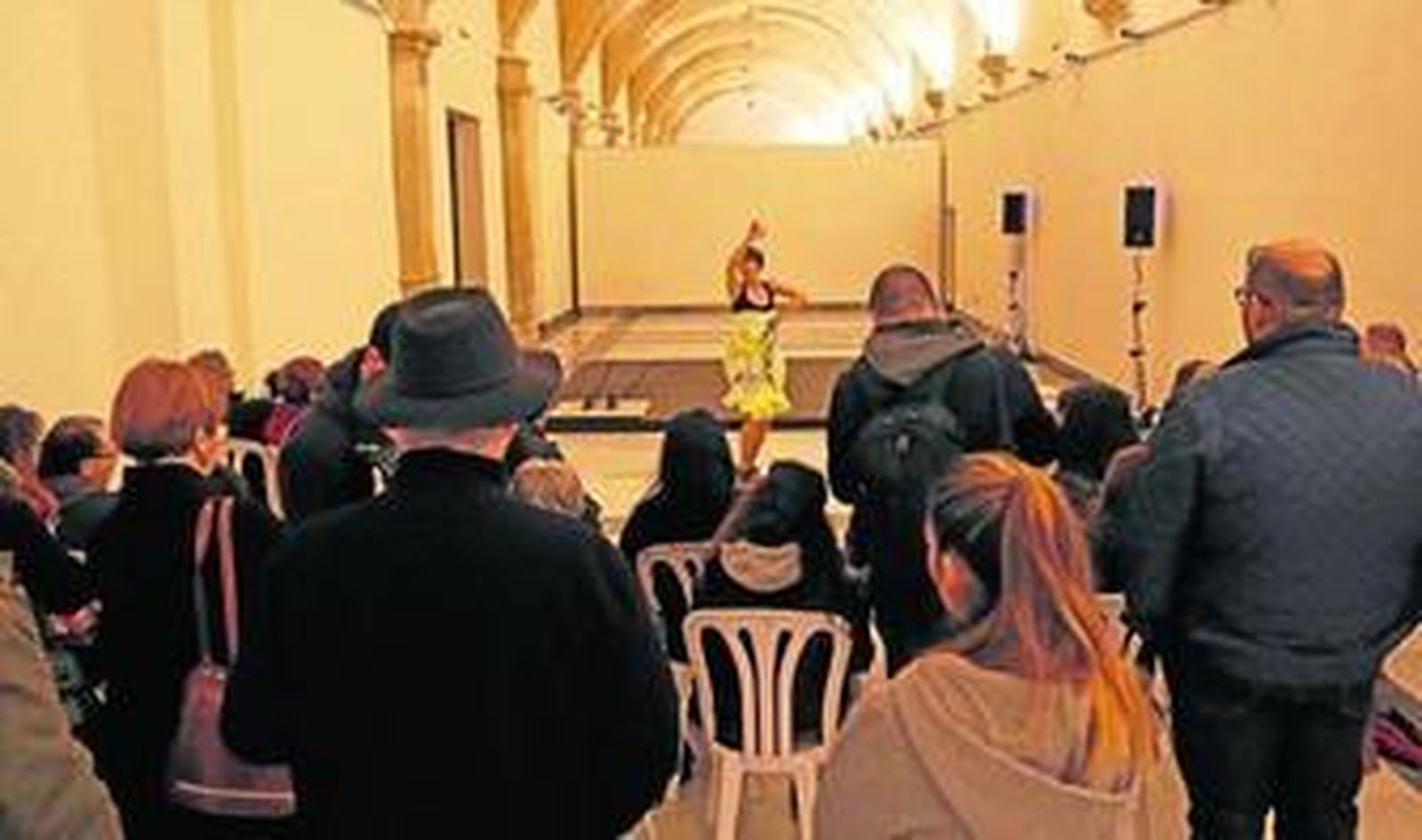 Un momento de la 'performance' que realizó Leonor Leal en los Claustros.