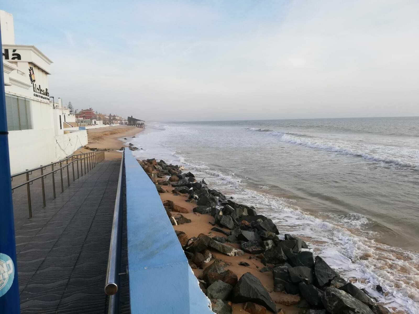 Marea alta en Matalascañas, en una imagen tomada el pasado 23 de febrero.