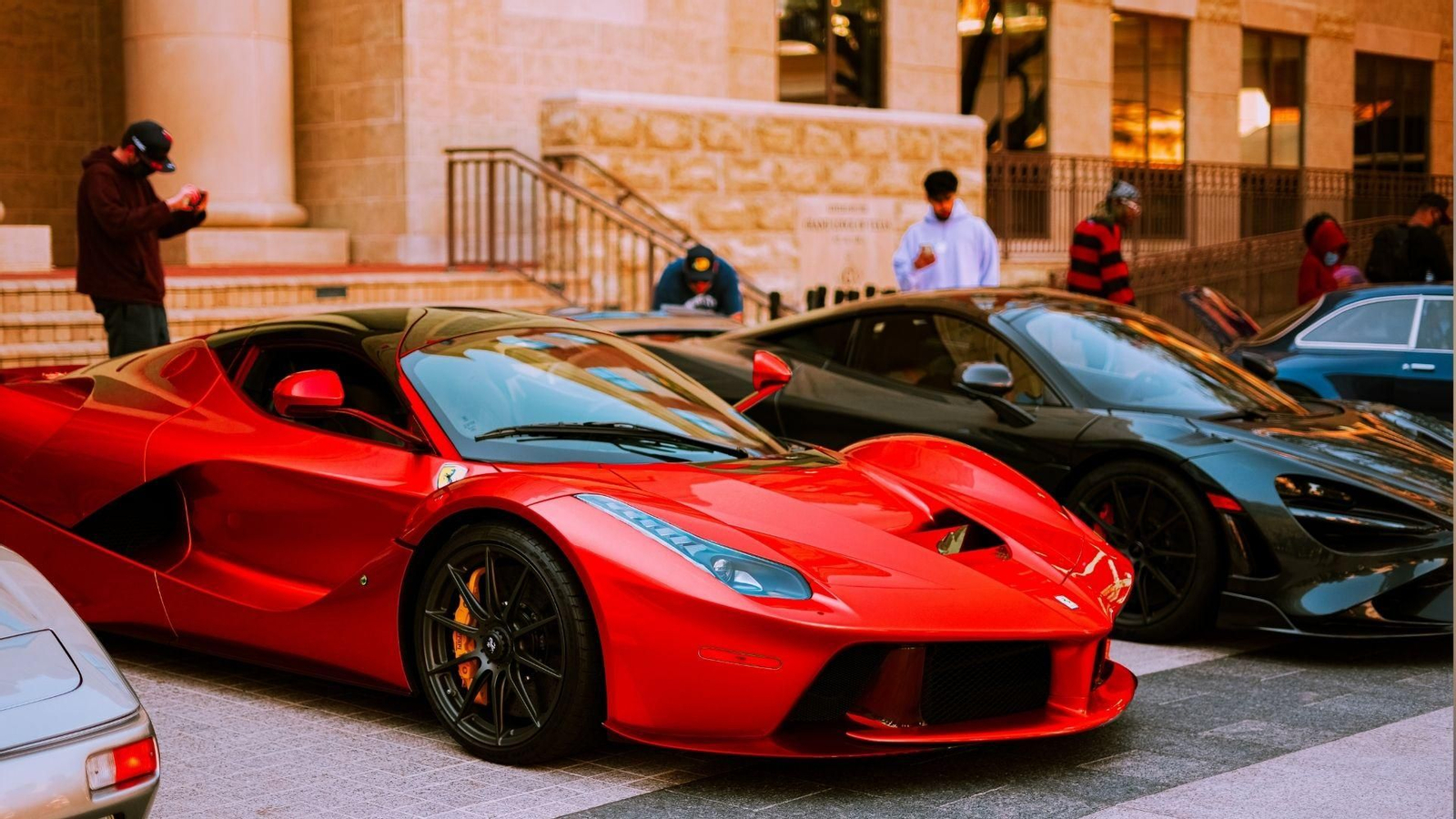 Varios coches de lujo en una imagen de archivo