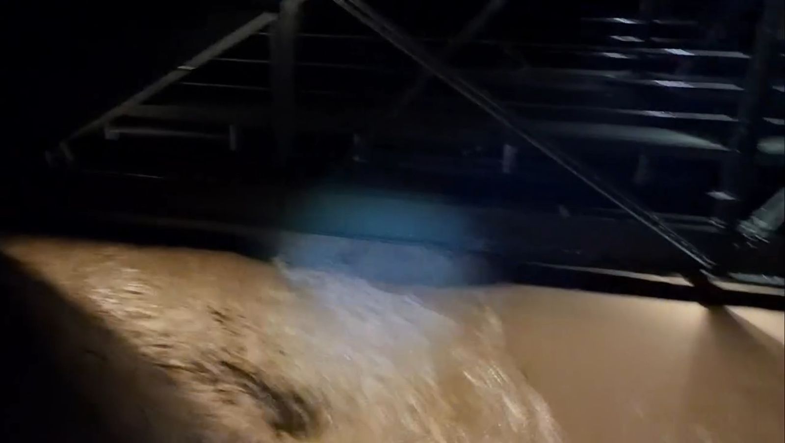 Así pasaba anoche el Guadalhorce por Cártama, ‘tocando’ el Puente de Hierro