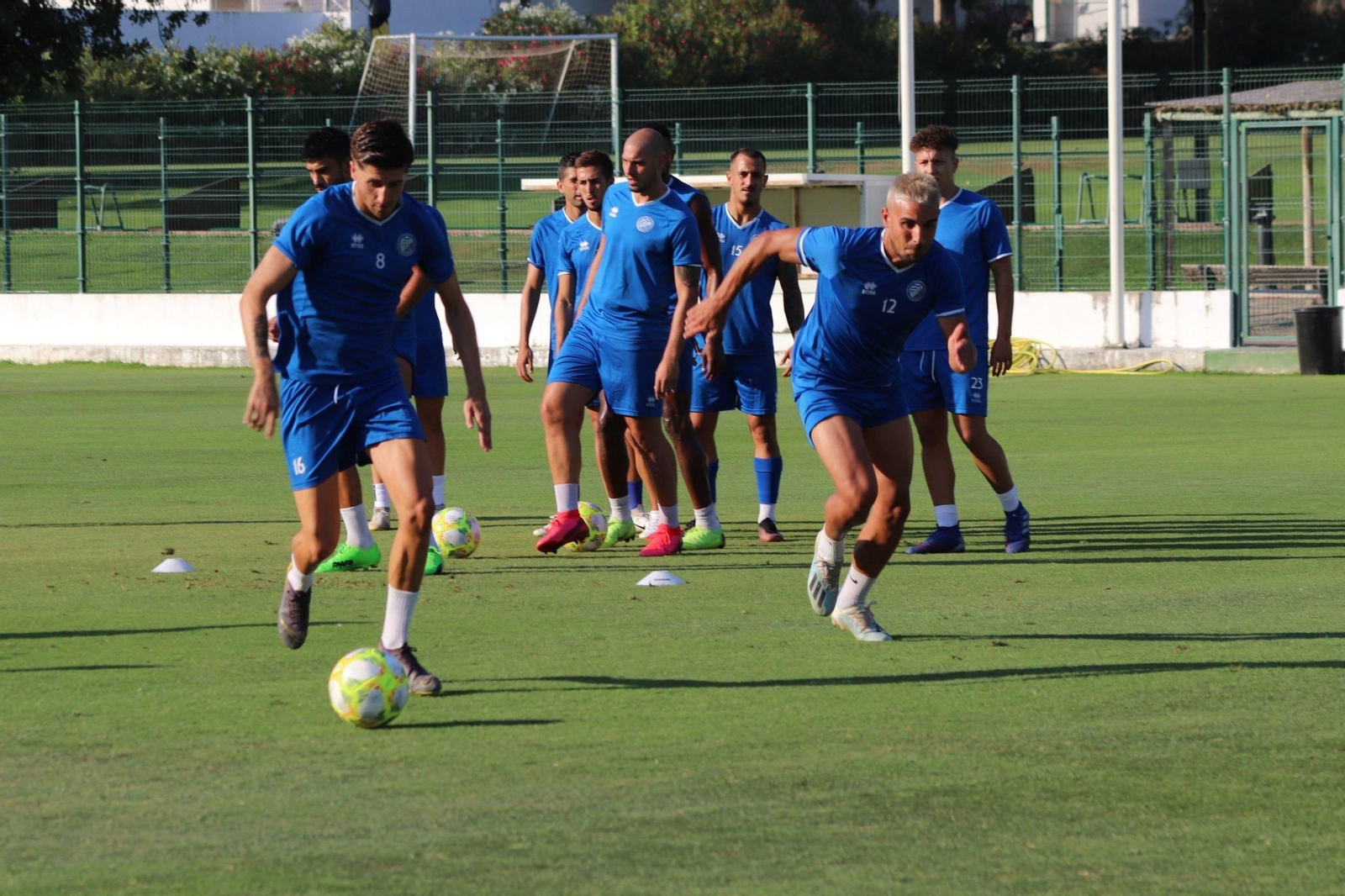 Goma, en el entrenamiento del equipo en Benahavís, puede ser una de las sorpresas del once.