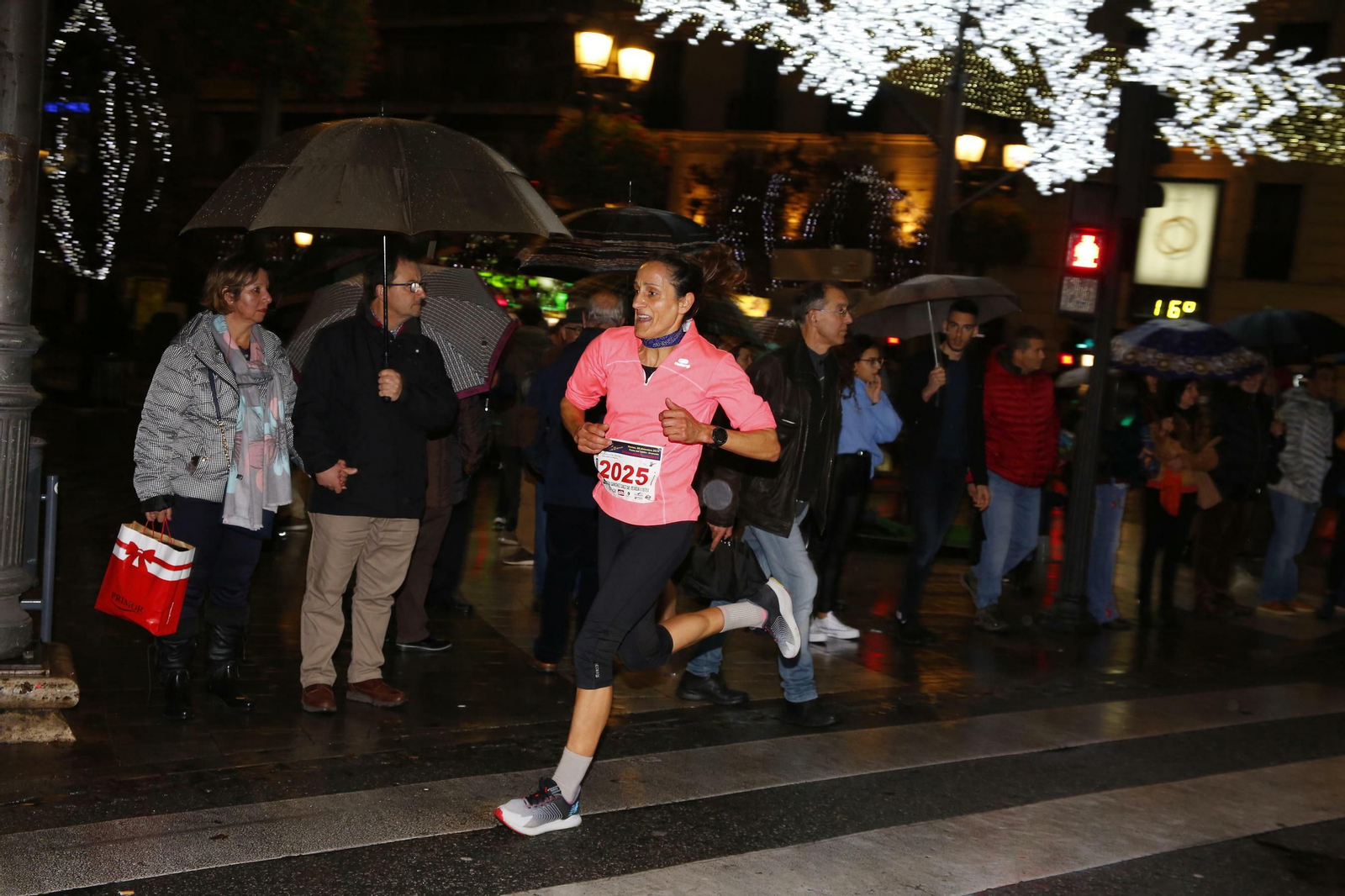 Las imágenes de los mejores disfraces en la Carrera de la Suerte de Granada