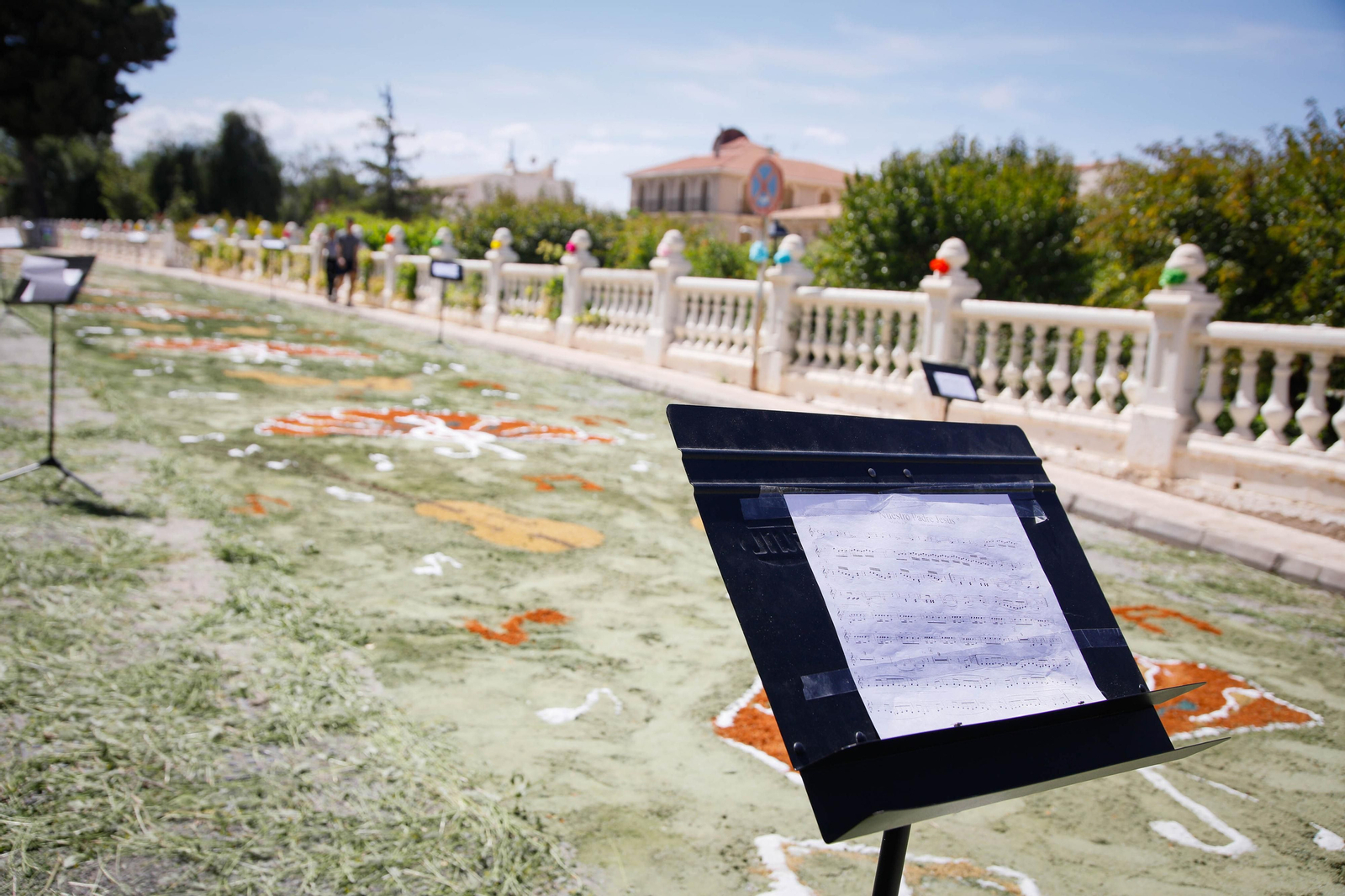 Así es la gran alfombra de serrín para que levite la Virgen de Fátima de Tíjola