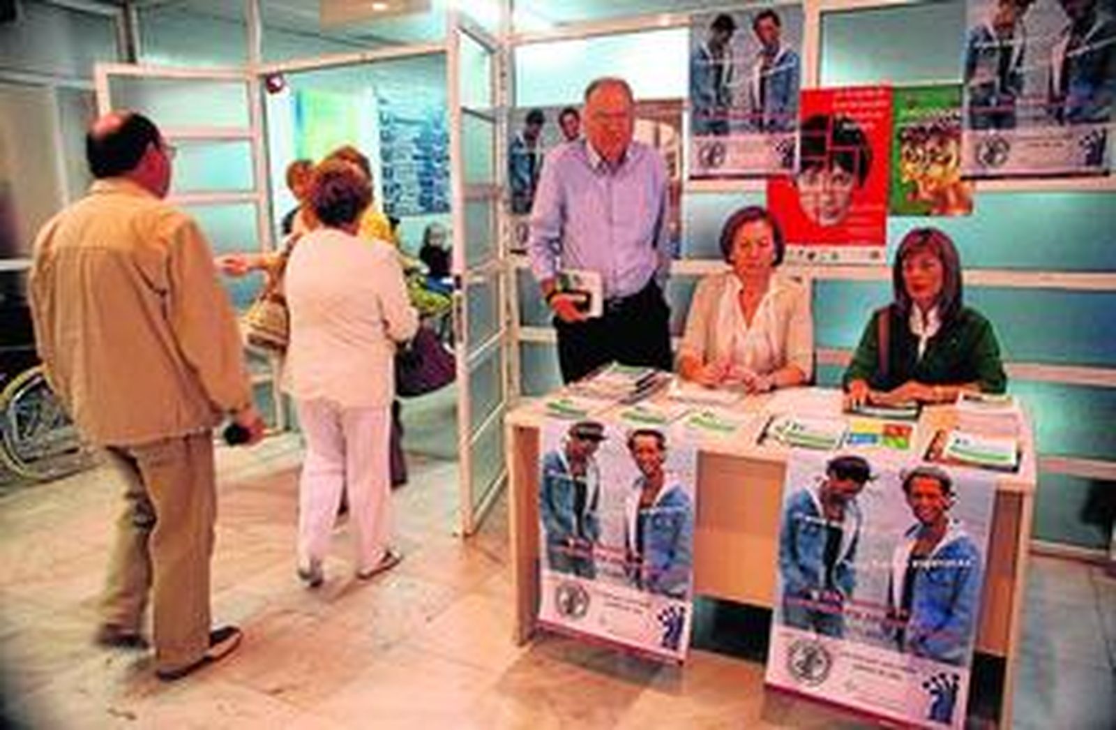 Mesa informativa que Asones puso ayer en el hospital Juan Ramón Jiménez.