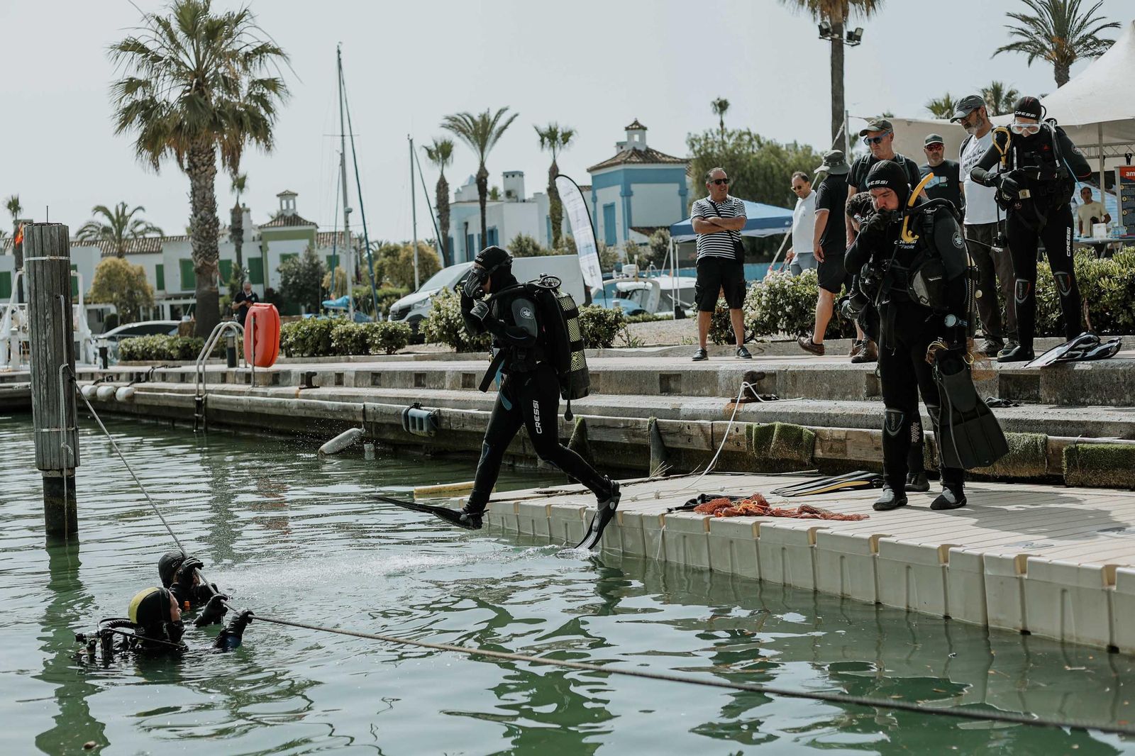 Equipo de buzos preparándose para descender al fondo marino.