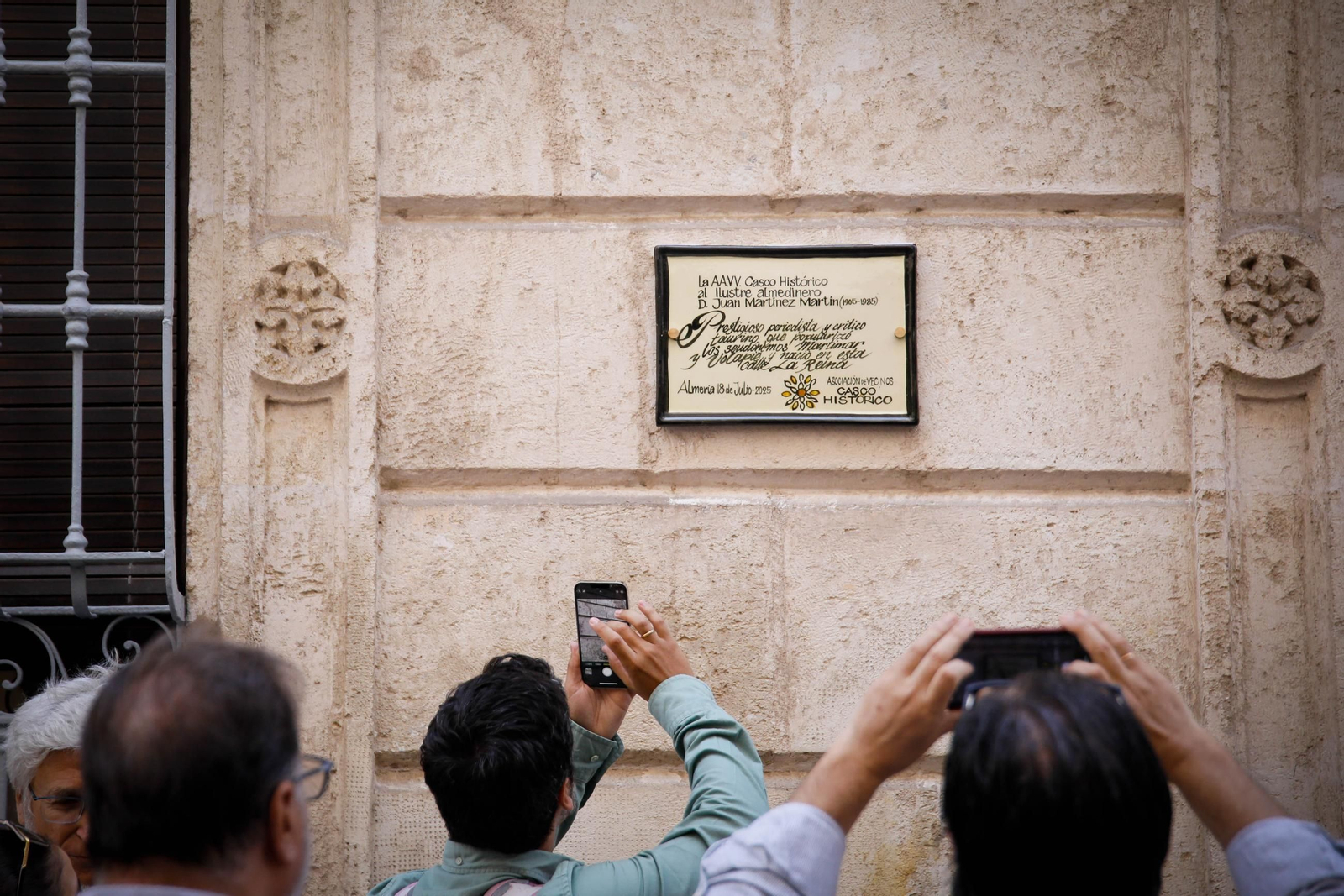 La Asociación de Vecinos del Casco Histórico inaugura una placa en homenaje al periodista Juan Martínez Martín 'Volapié'