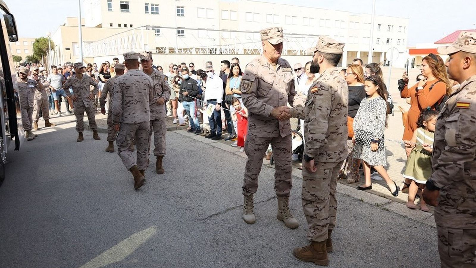 El general del TEAR despide a los infantes de marina que marchan a Mali.