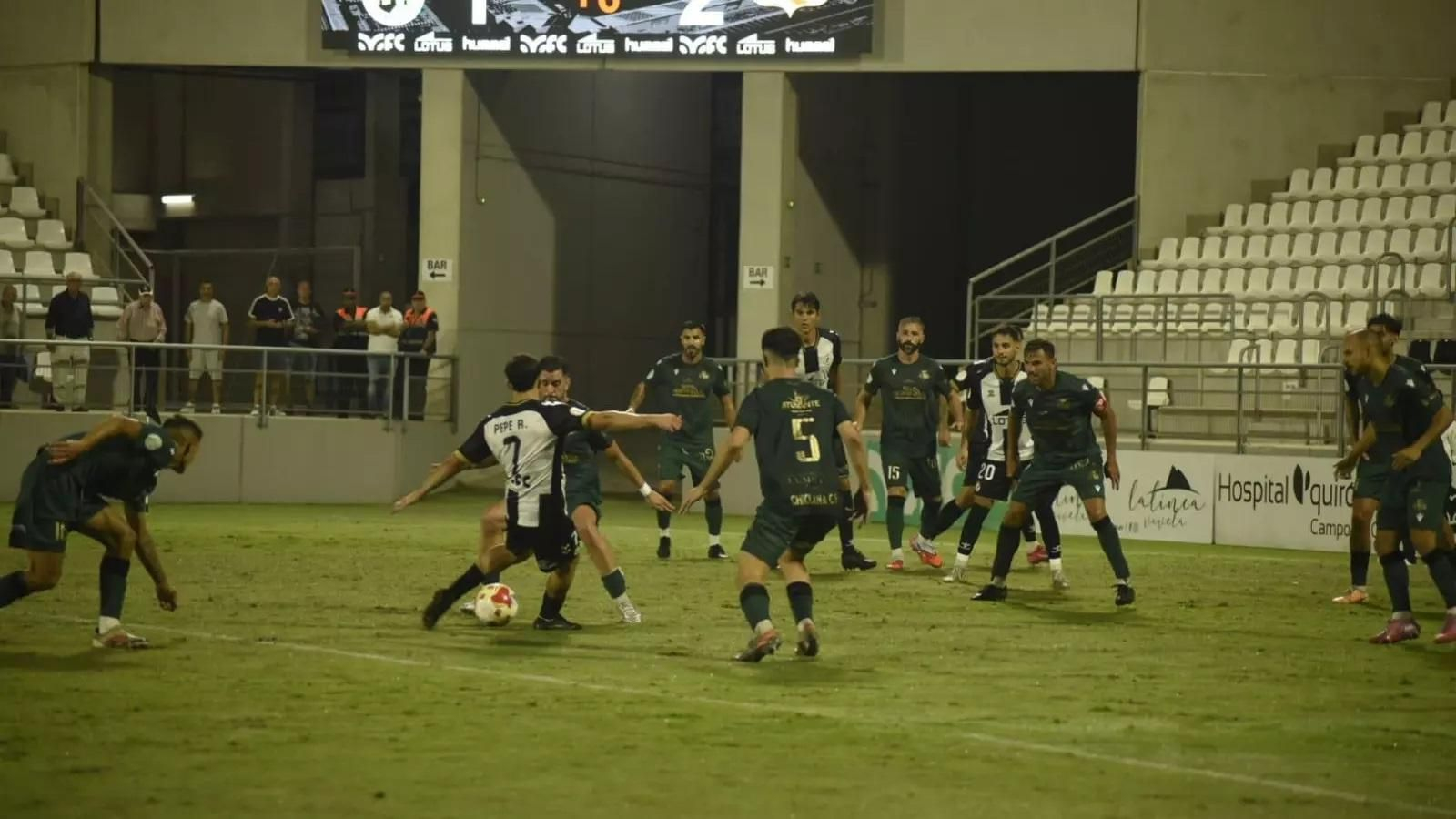 Pepe Rincón dispara a la puerta del Chiclana CF.