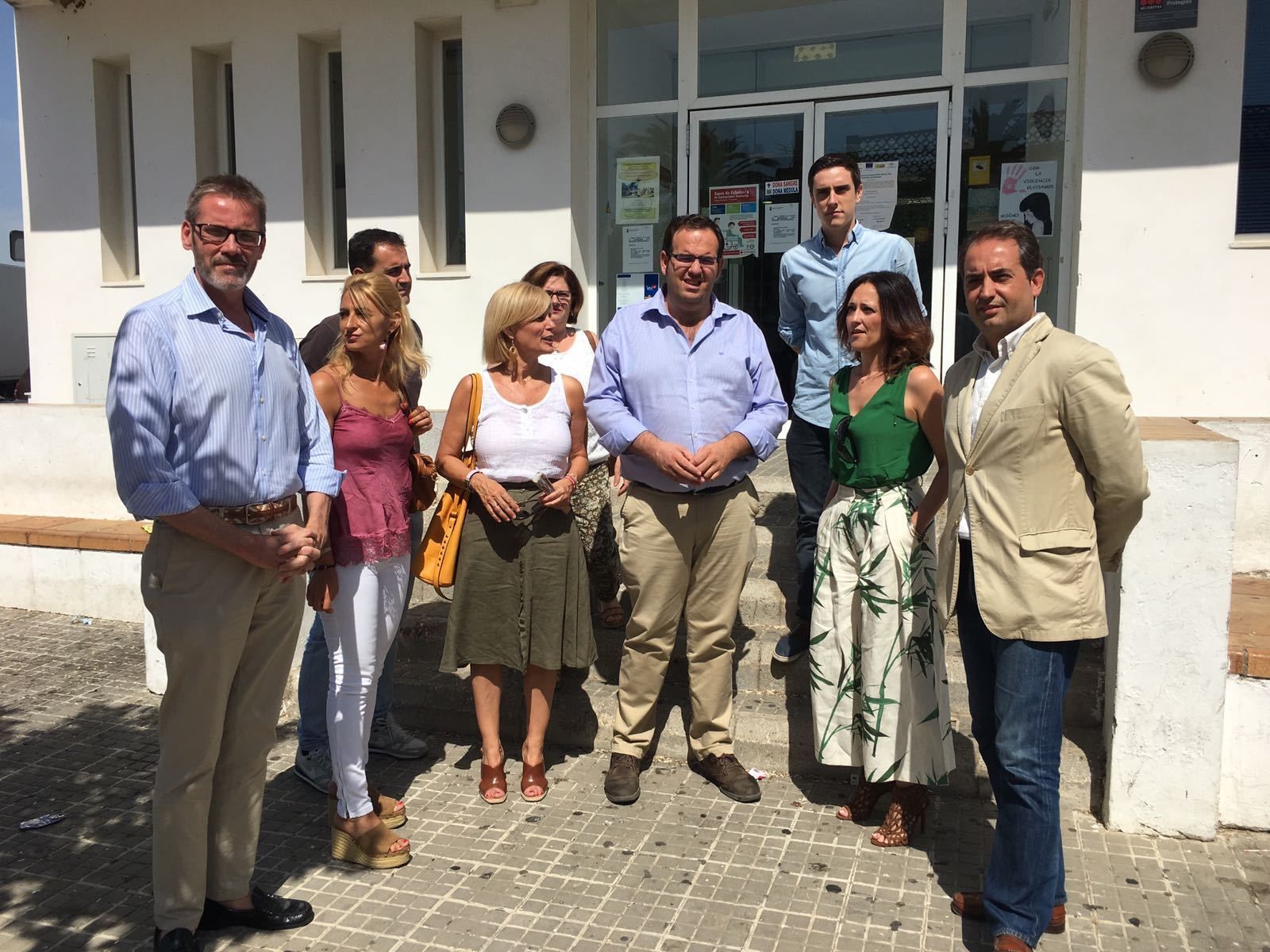 Miembros del PP en el centro de salud de La Barca.