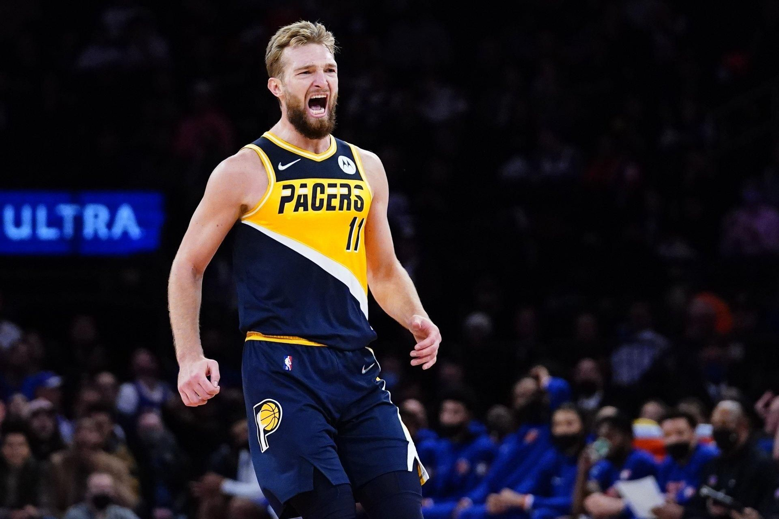 Domas Sabonis celebra una canasta.