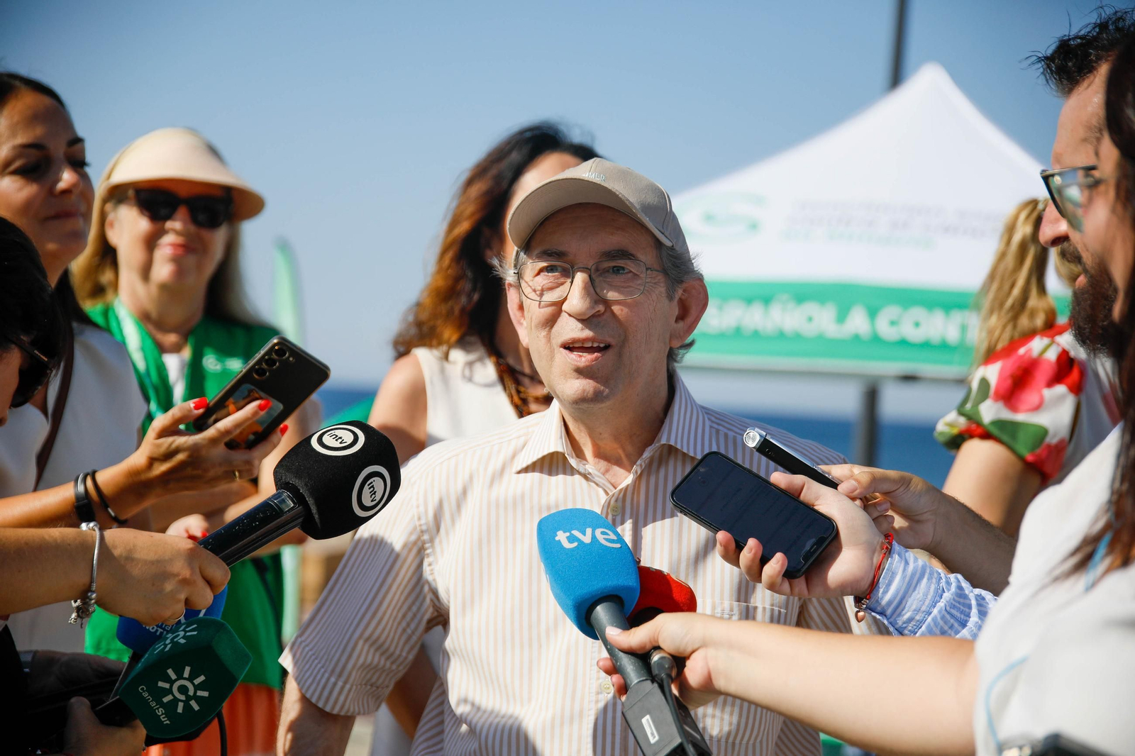Las imágenes de la carpa informativa sobre prevención del cáncer de piel en Almería