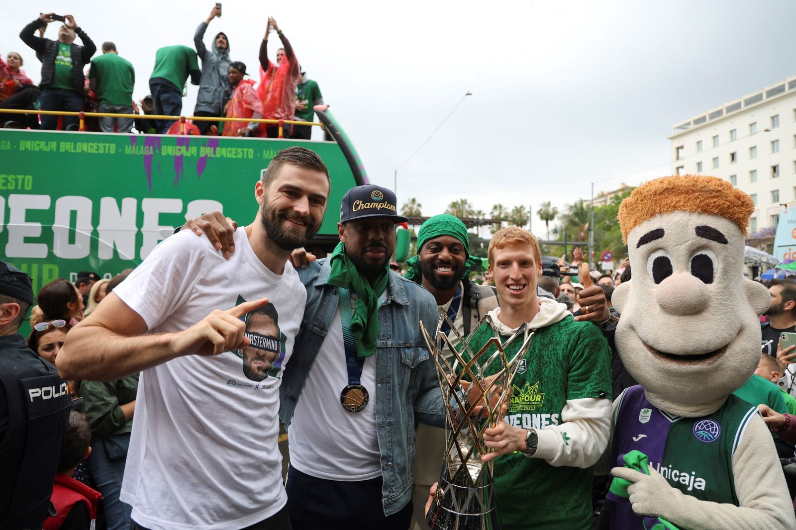 El Unicaja celebra en las calles de Málaga el título de la BCL
