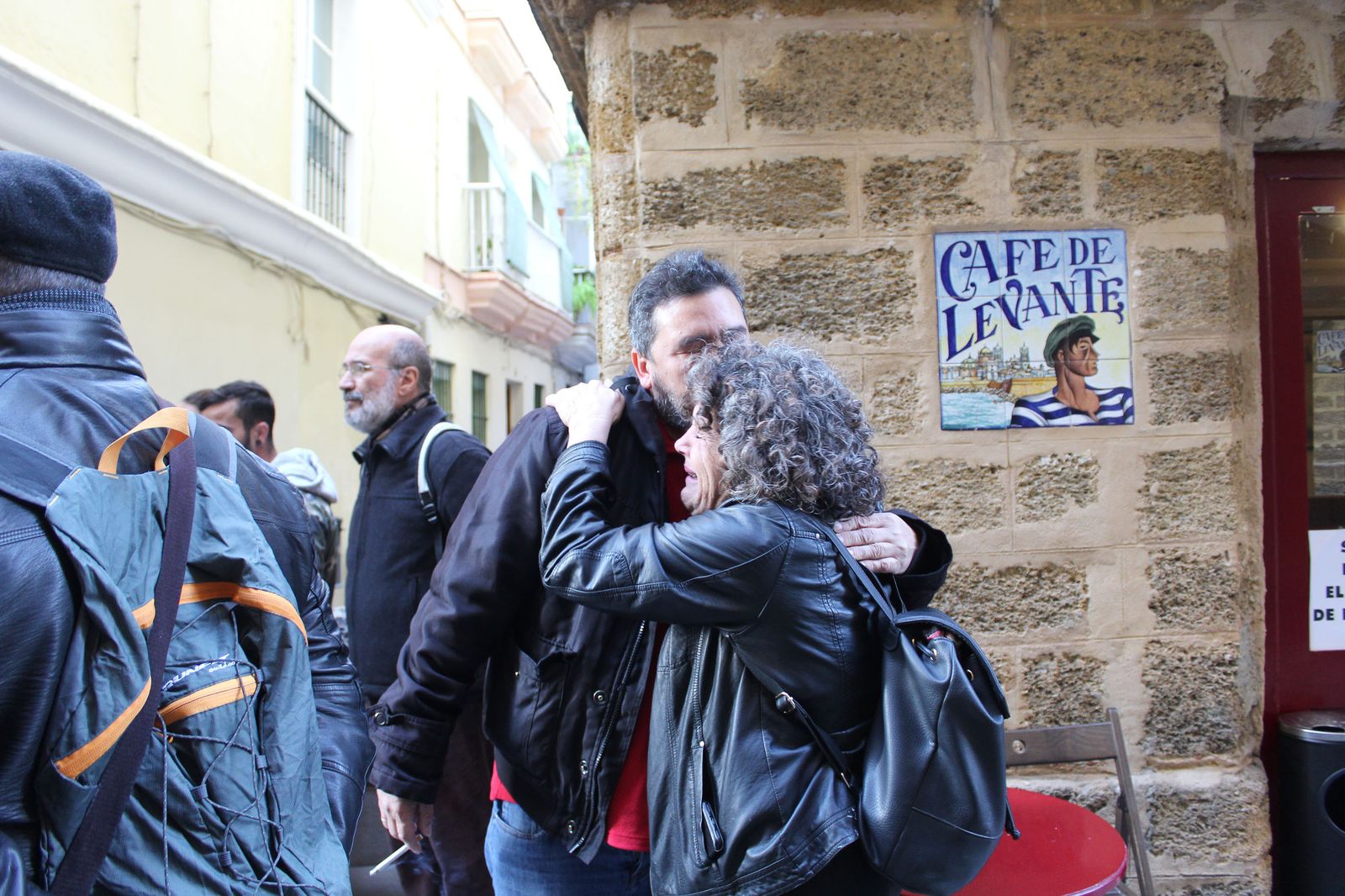 María Antonia felicita emocionada a su amigo Sebastián, ante la noticia de su realojo en un piso de Loreto. Ella dio la voz de alarma en las redes sociales.