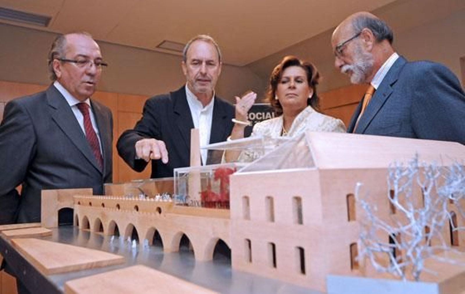 El director territorial de La Caixa, Juan Reguera, la consejera de Cultura de la Junta, Rosa Torres, y el delegado provincial de la Consejería de Cultura, Bernardo Bueno, descubren los pormenores del proyecto de la mano de su autor, Guillermo Vázquez Consuegra (2i). / Juan Carlos Vázquez